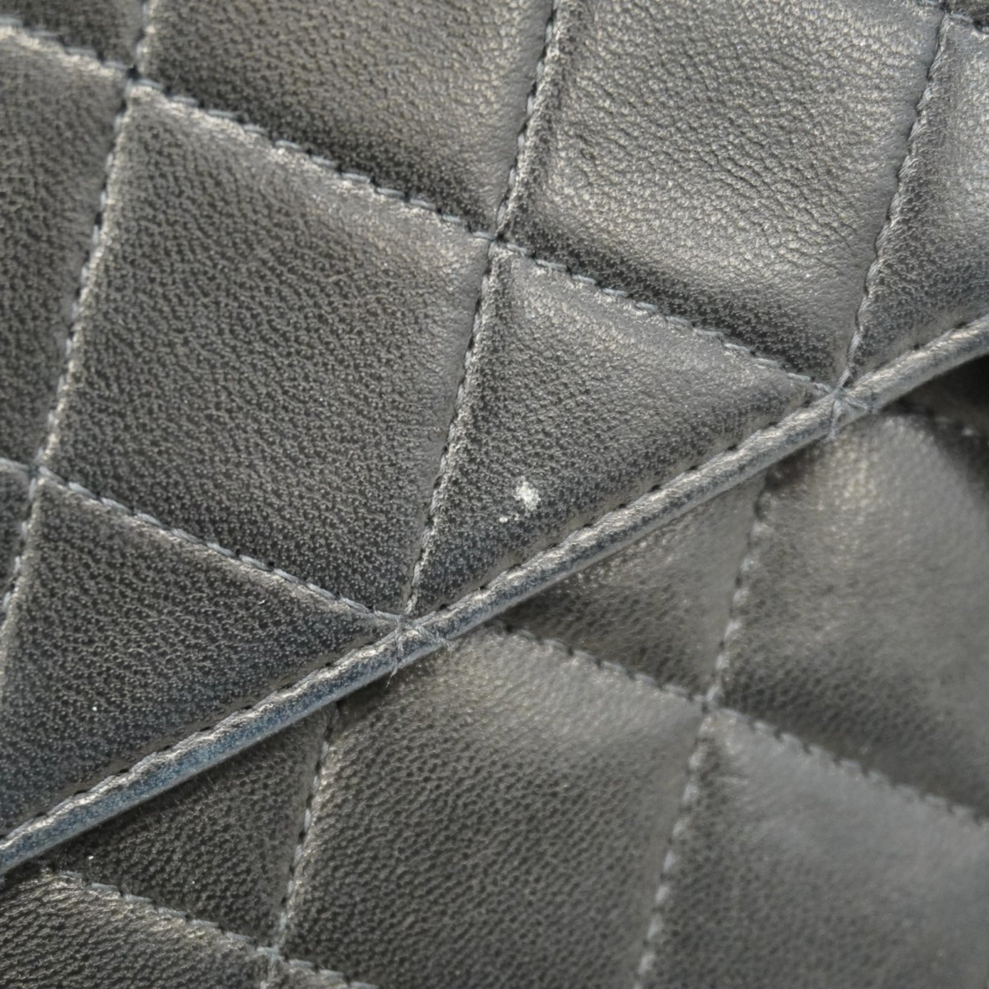 Chanel Black Leather Shoulder Bag (Pre-Owned)