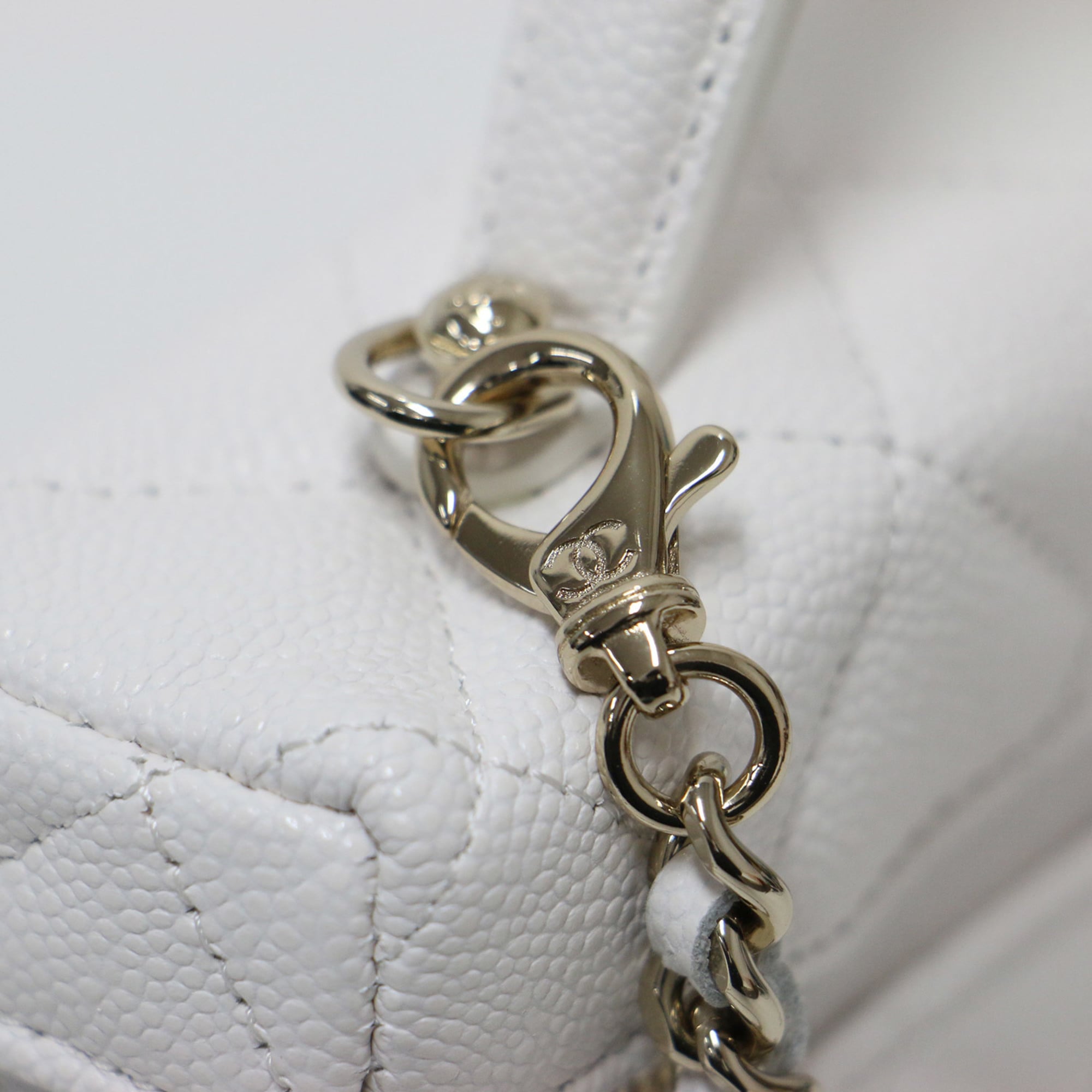 Chanel White Grained Calfskin Handbag Shoulder Bag (Pre-Owned)