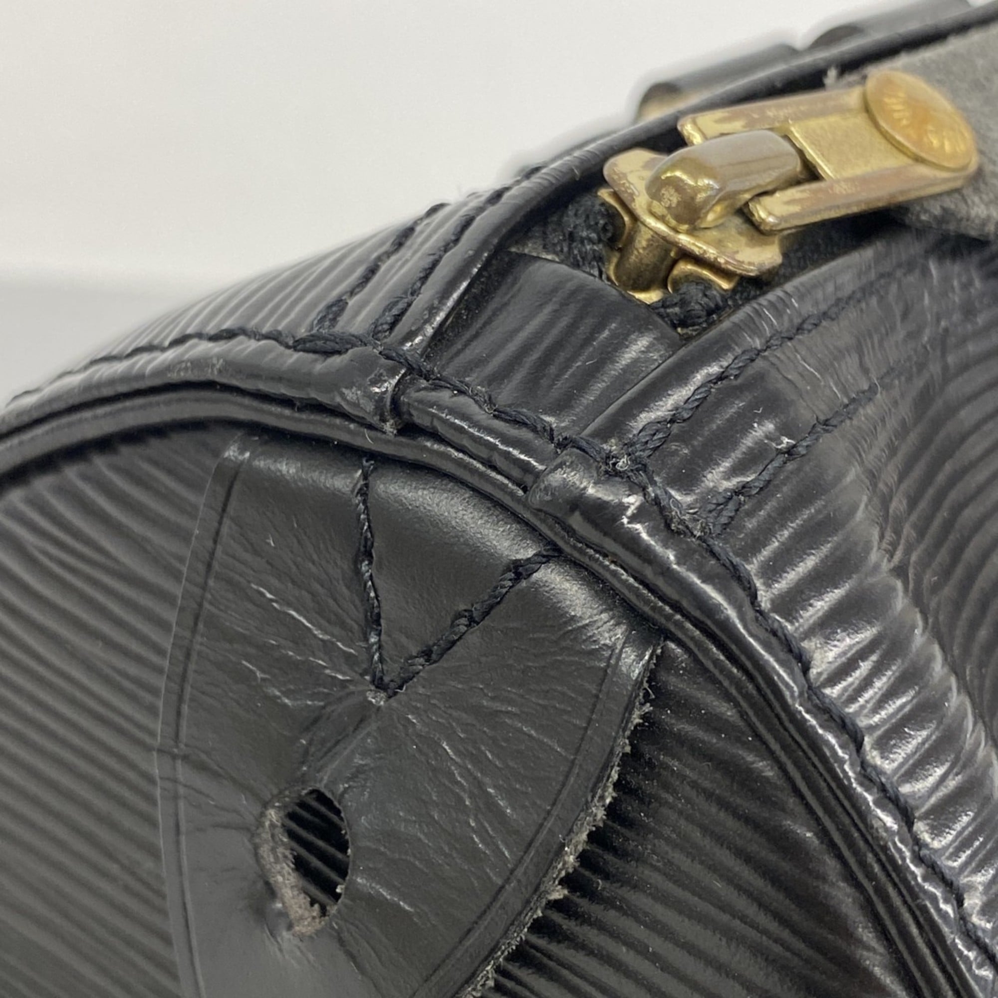 Louis Vuitton Noir Handbag (Pre-Owned)