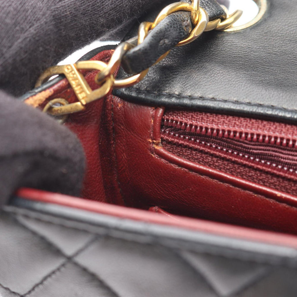 Chanel Black Leather Shoulder Bag (Pre-Owned)