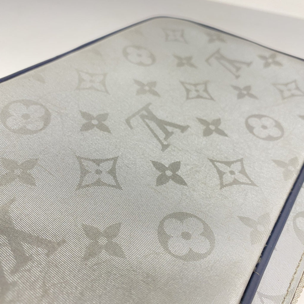 Louis Vuitton Gray Clutch Bag (Pre-Owned)