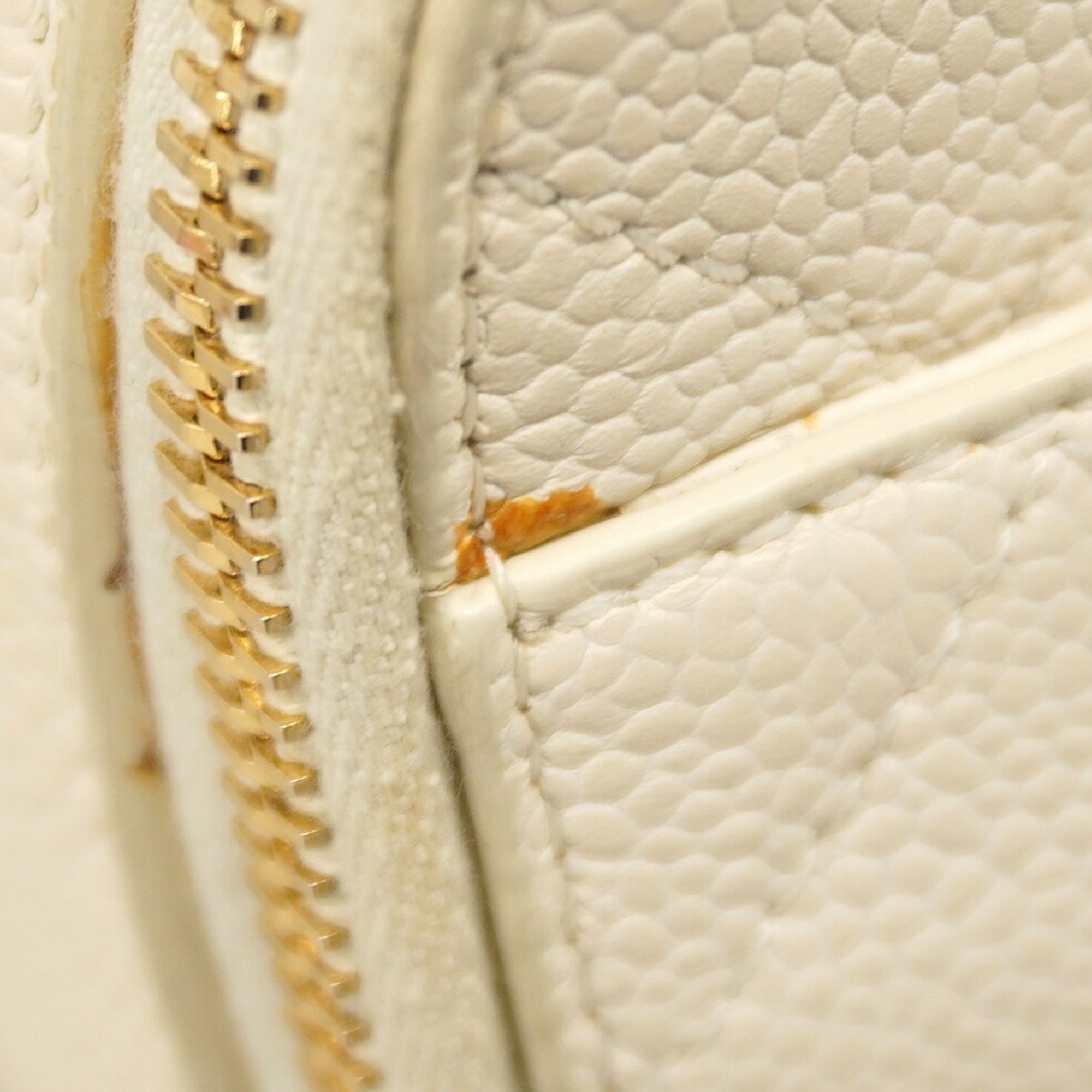 Chanel White Grained Calfskin Handbag (Pre-Owned)