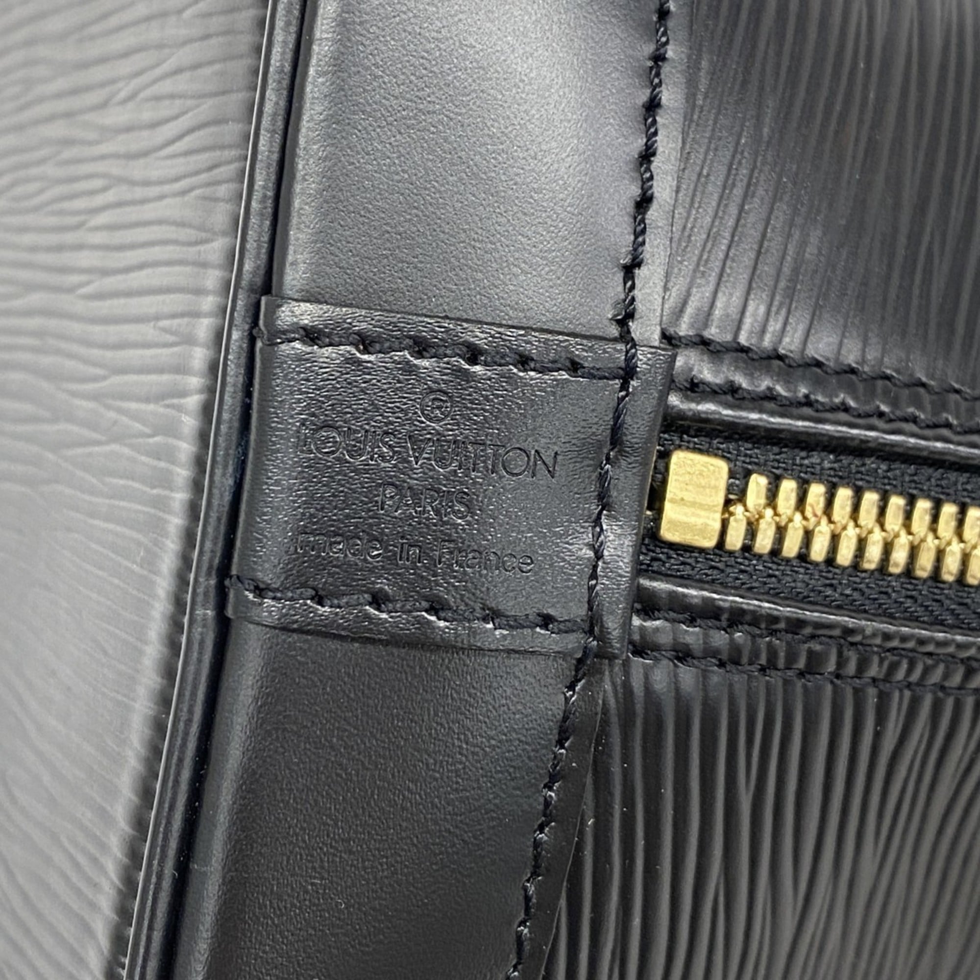 Louis Vuitton Noir Handbag (Pre-Owned)
