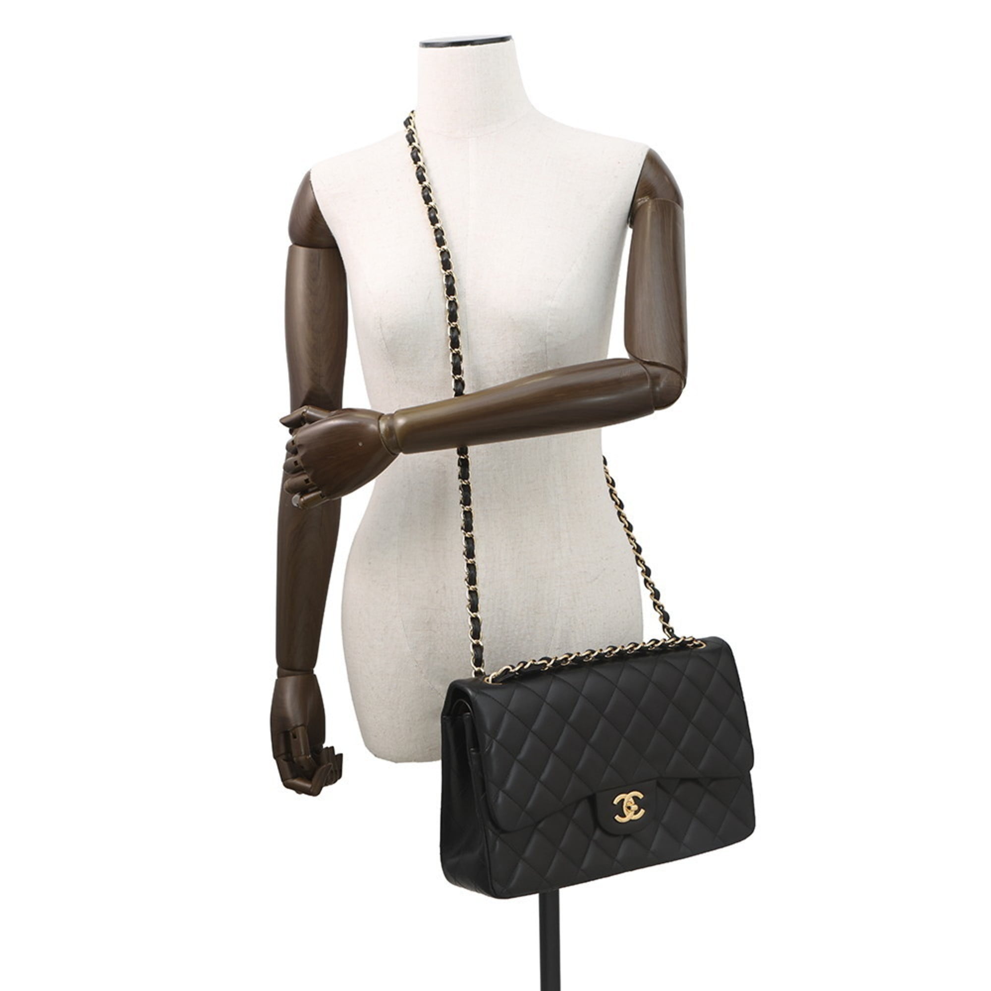 Chanel Matelasse Black Leather Shoulder Bag (Pre-Owned)