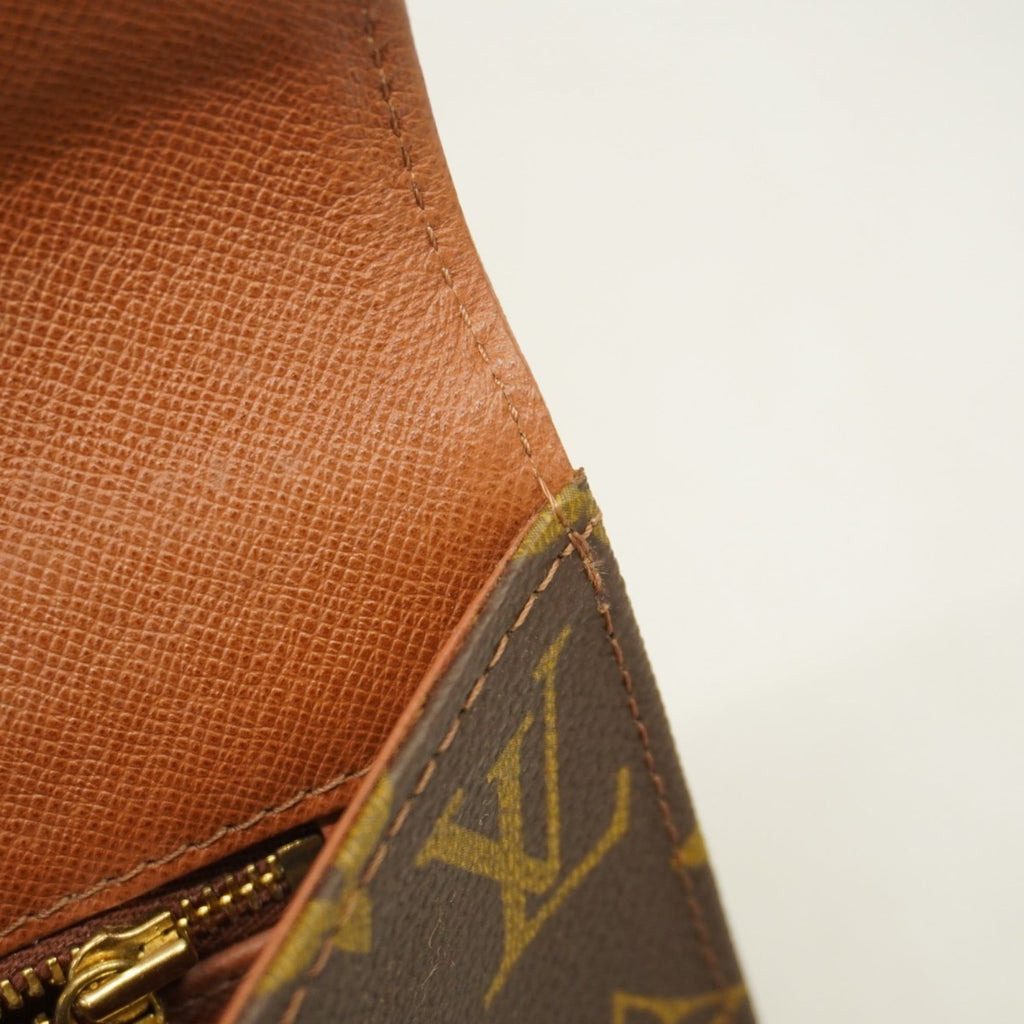 Louis Vuitton Brown Clutch Bag (Pre-Owned)