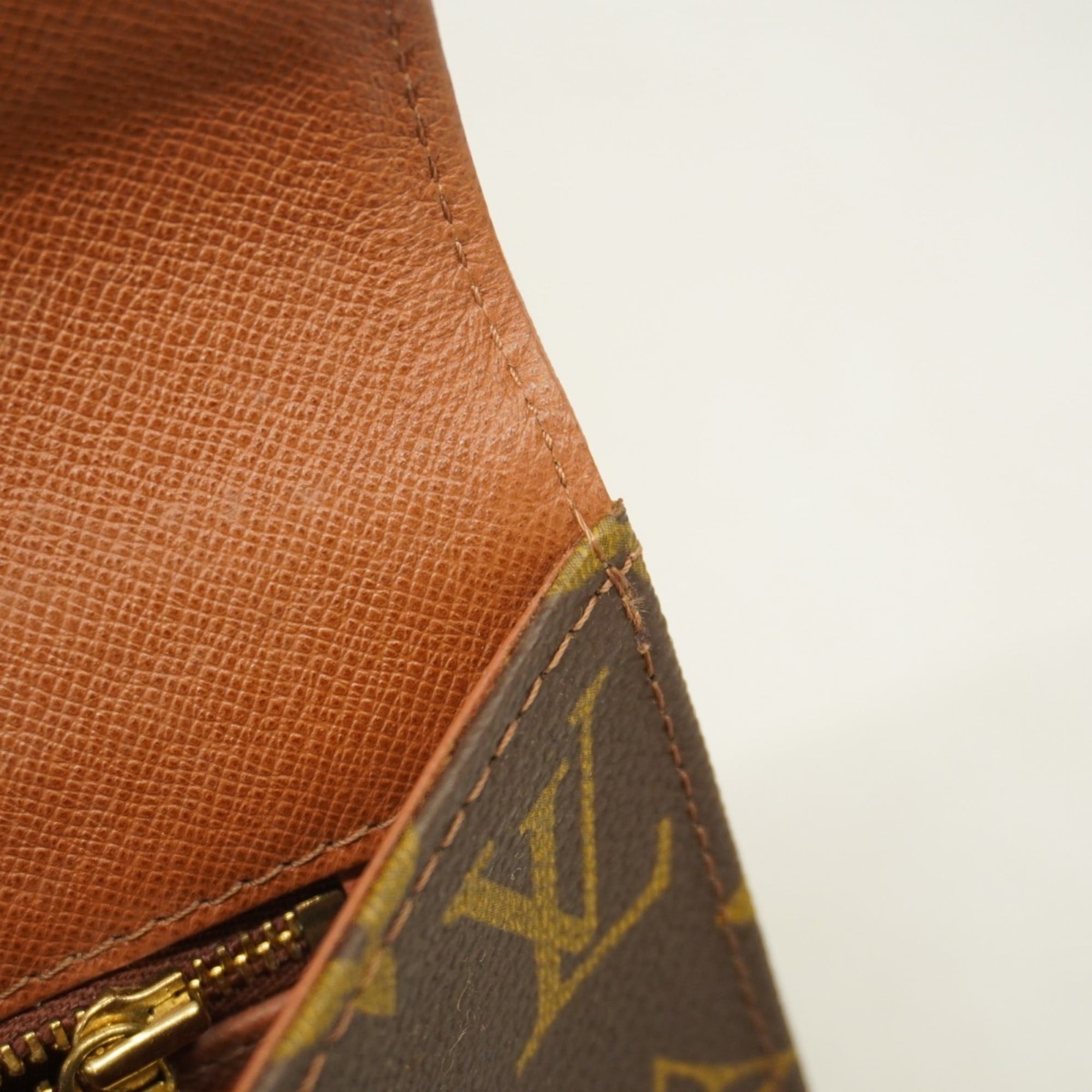 Louis Vuitton Brown Clutch Bag (Pre-Owned)