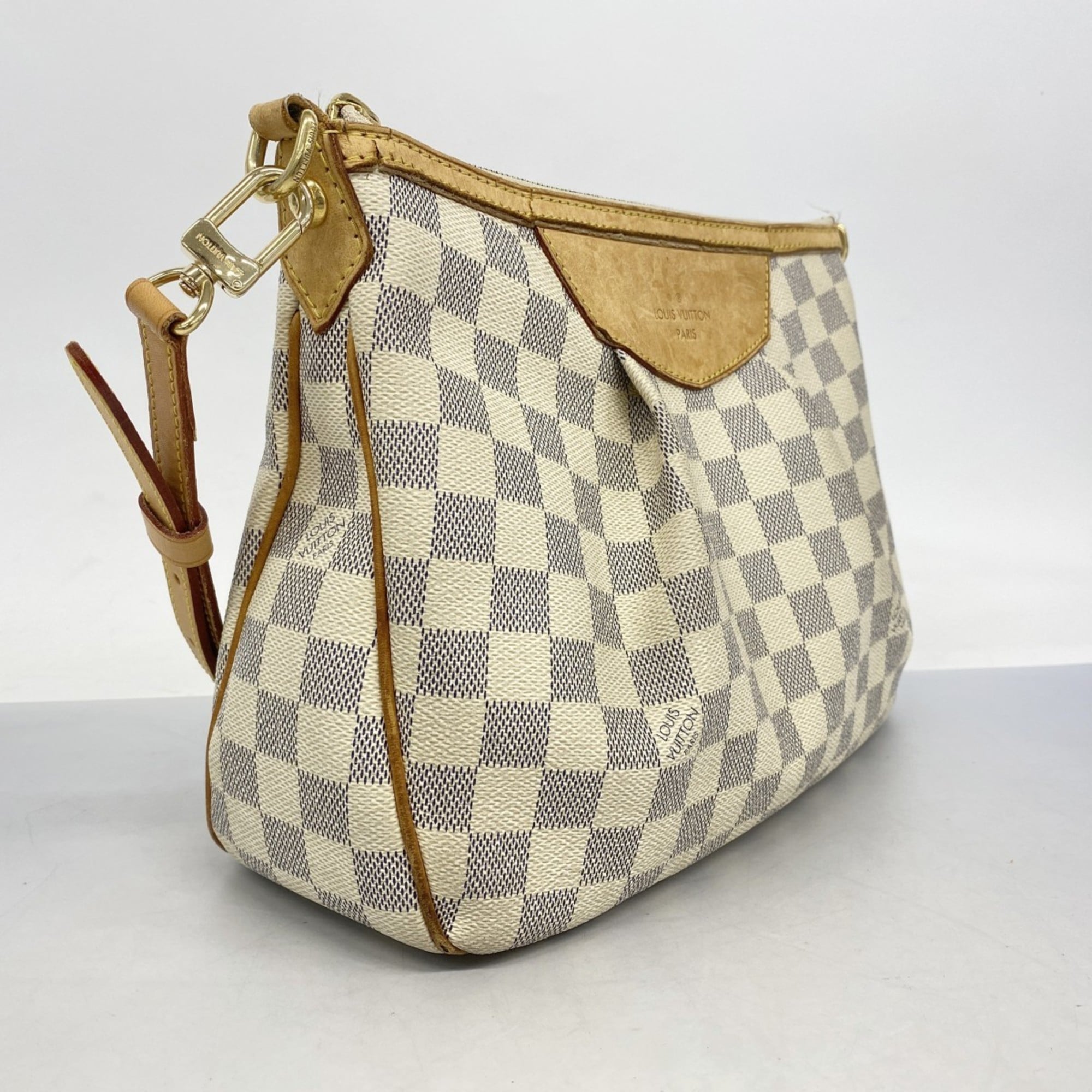 Louis Vuitton White Shoulder Bag (Pre-Owned)
