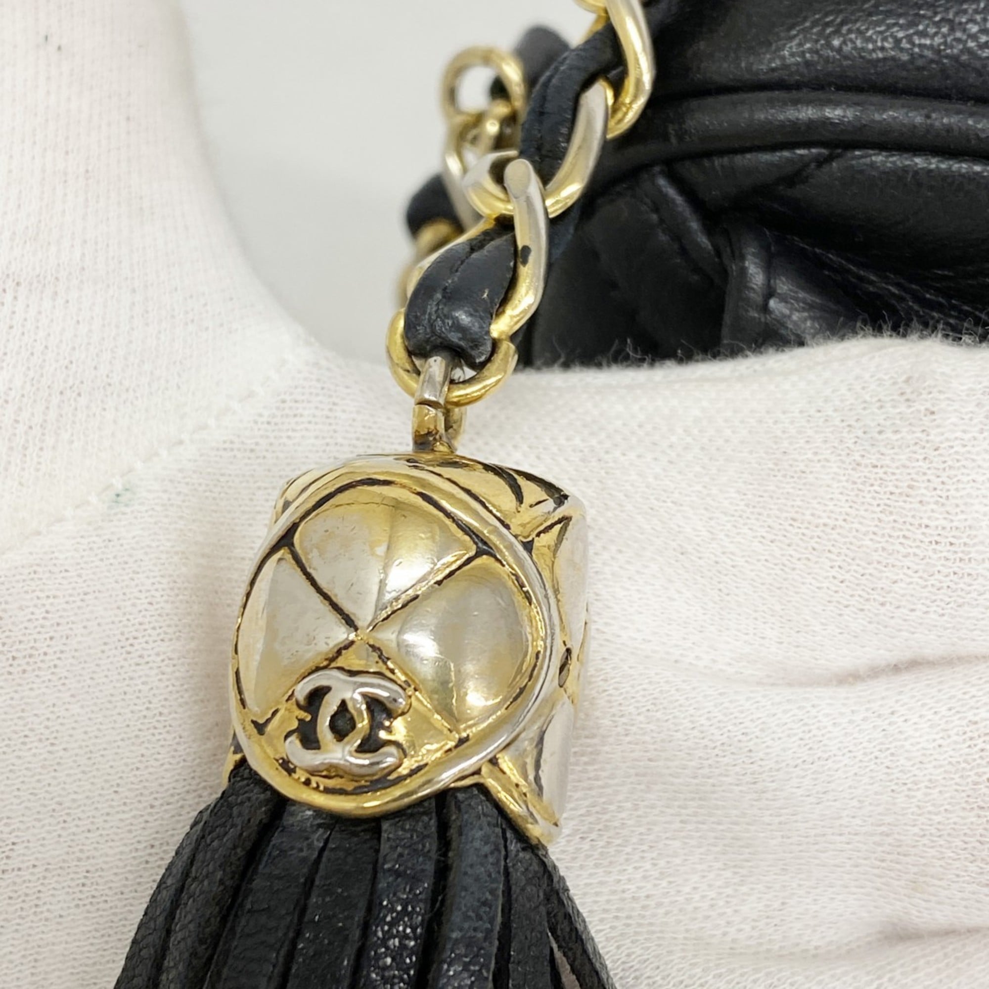 Chanel Black Leather Shoulder Bag (Pre-Owned)