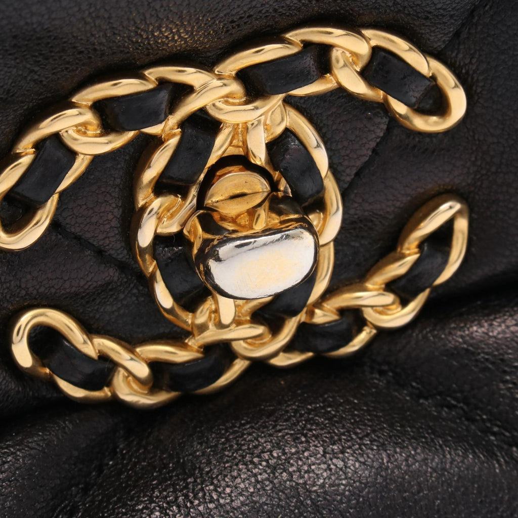 Chanel Black Leather Shoulder Bag (Pre-Owned)