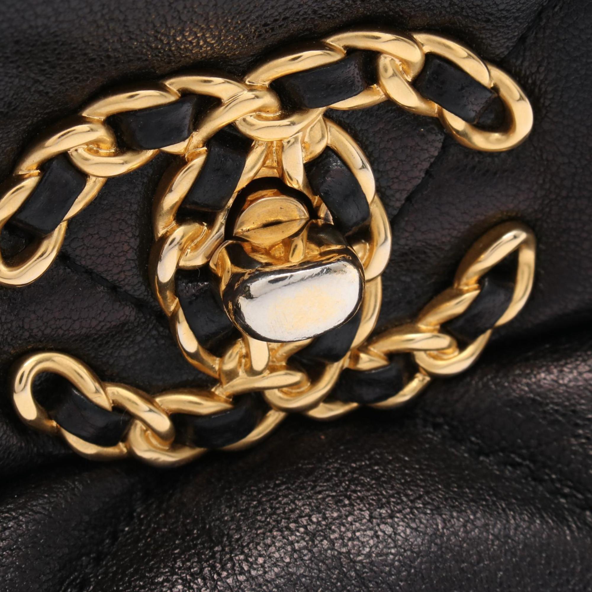 Chanel Black Leather Shoulder Bag (Pre-Owned)