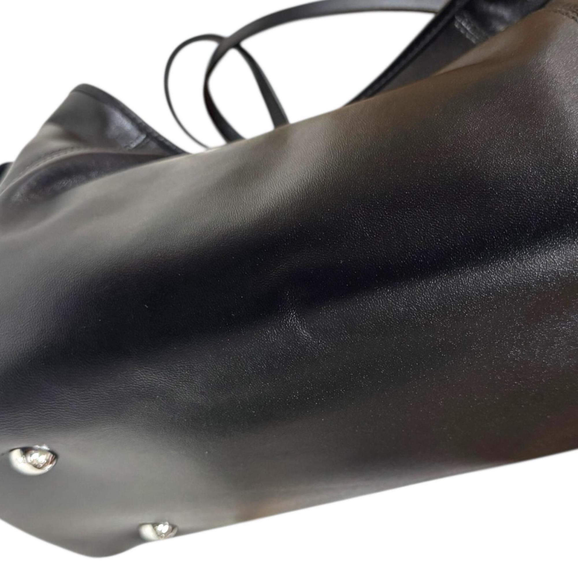 Louis Vuitton Black Leather Shoulder Bag (Pre-Owned)