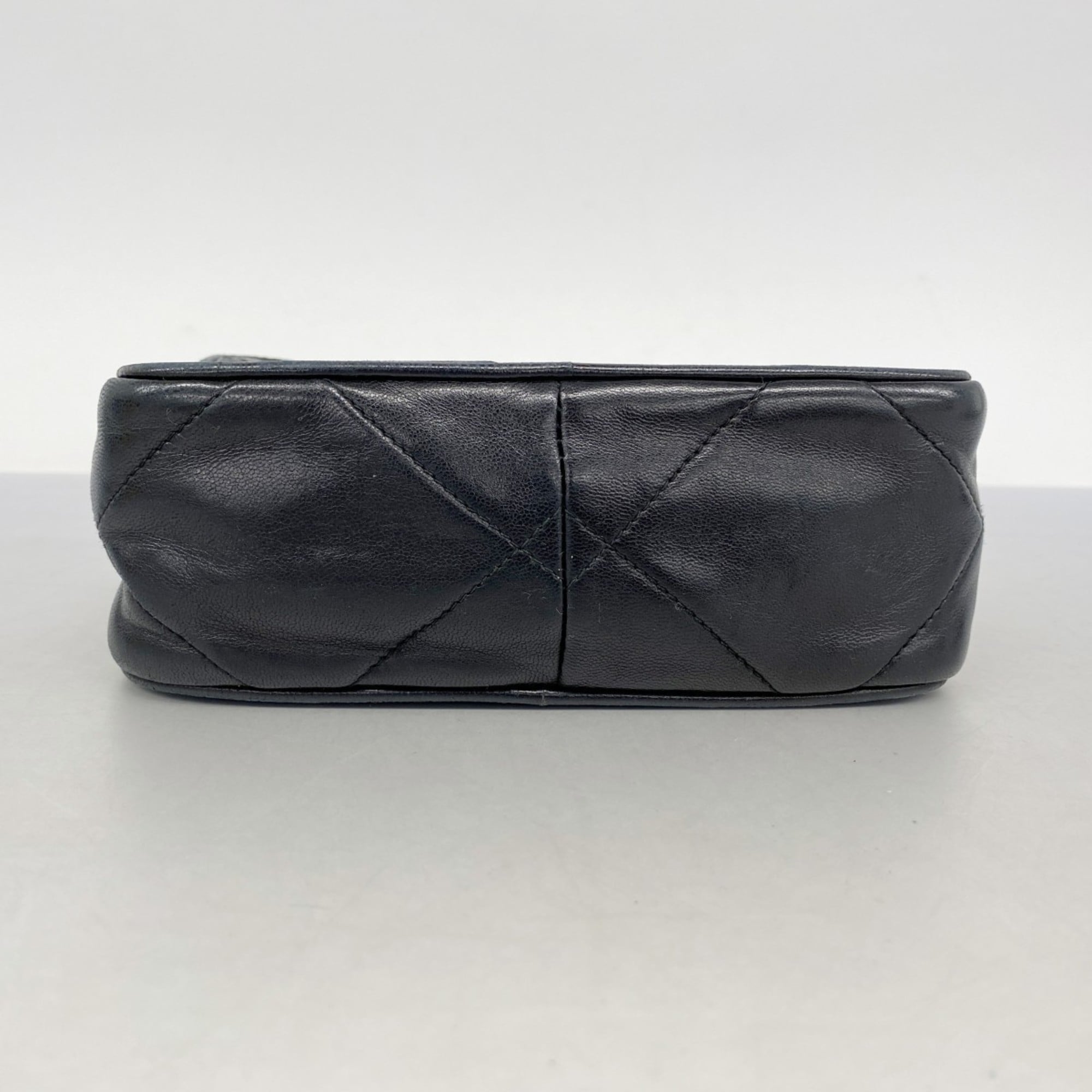 Chanel Black Leather Shoulder Bag (Pre-Owned)