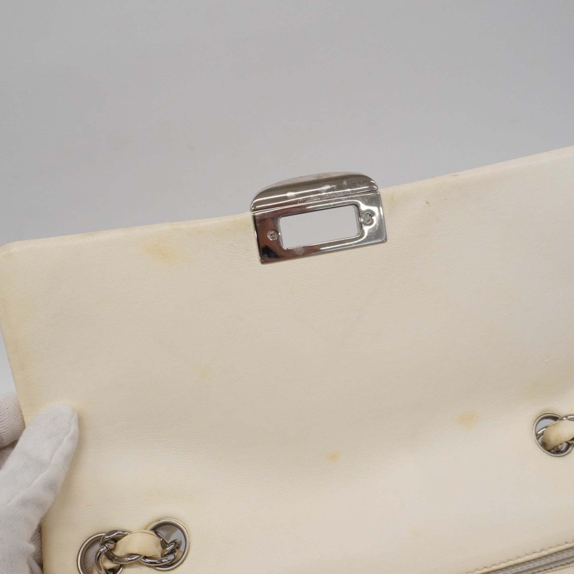 Chanel White Leather Shoulder Bag (Pre-Owned)