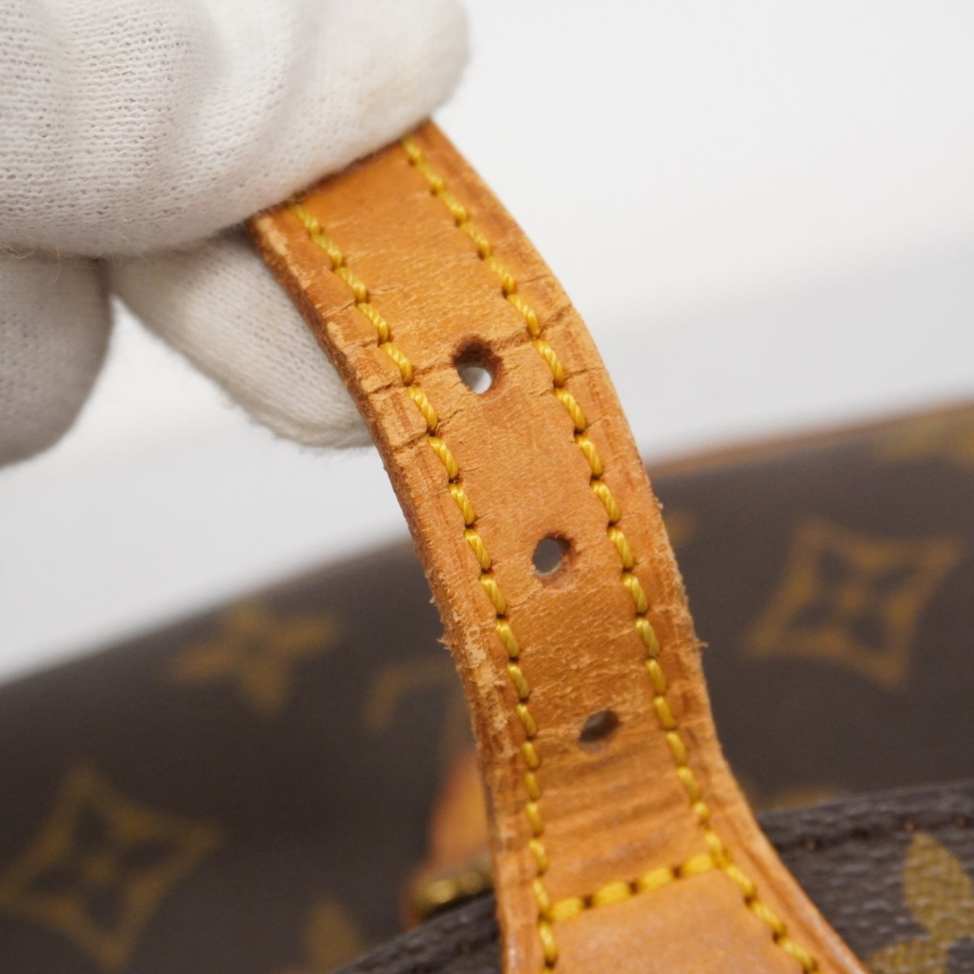 Louis Vuitton Brown Shoulder Bag (Pre-Owned)