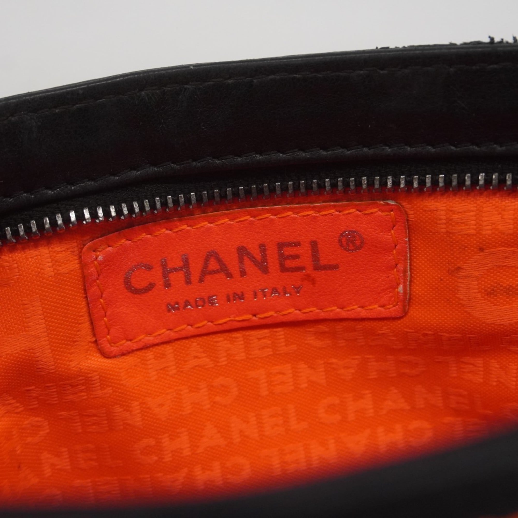 Chanel Black Leather Handbag (Pre-Owned)