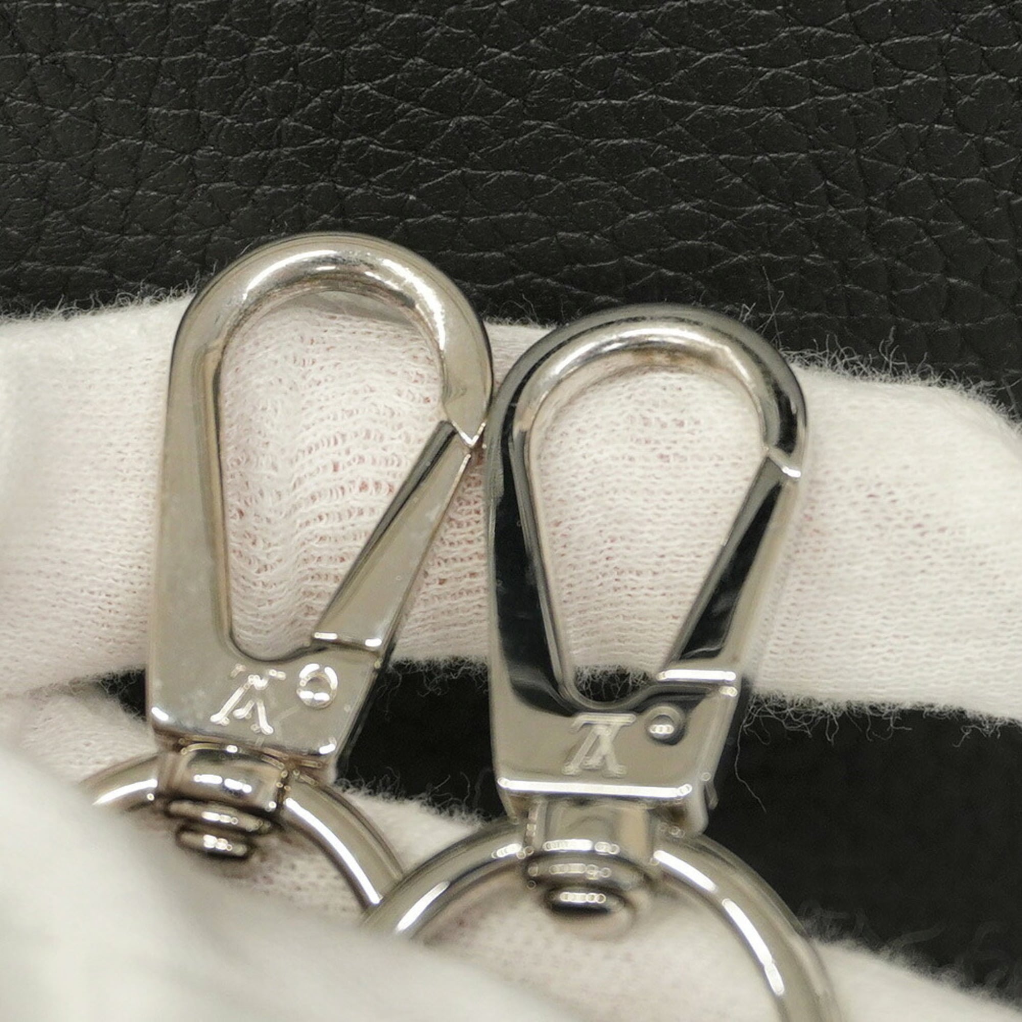 Louis Vuitton Noir Handbag (Pre-Owned)