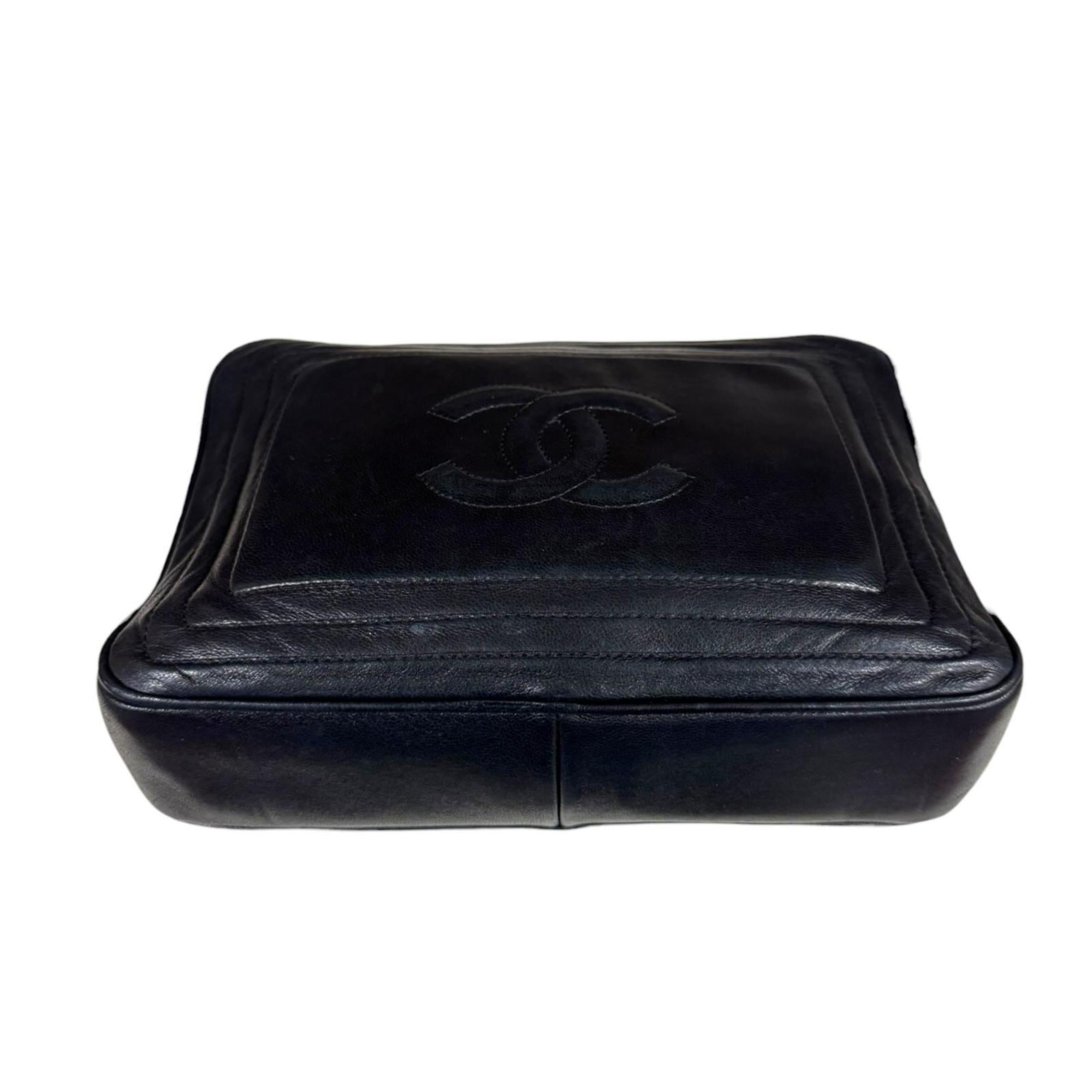 Chanel Black Leather Shoulder Bag (Pre-Owned)