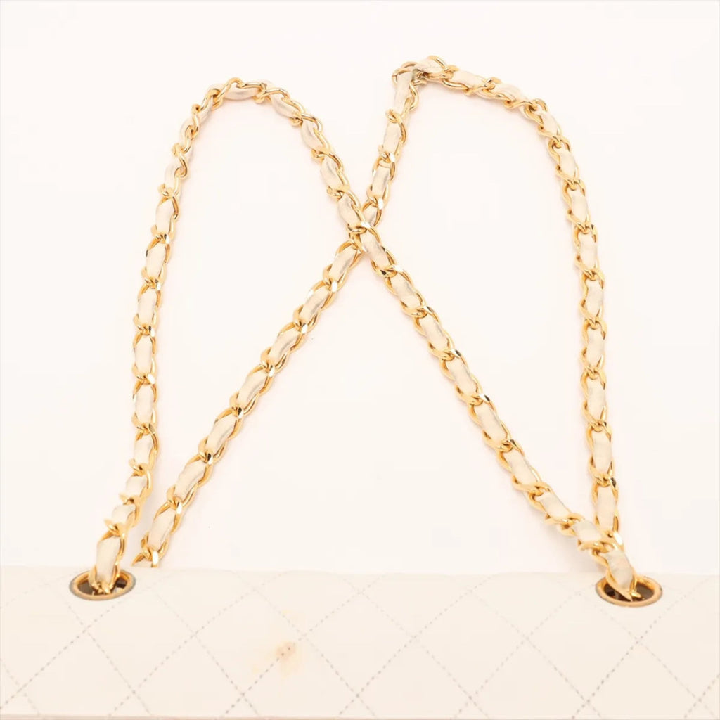 Chanel White Leather Shoulder Bag (Pre-Owned)