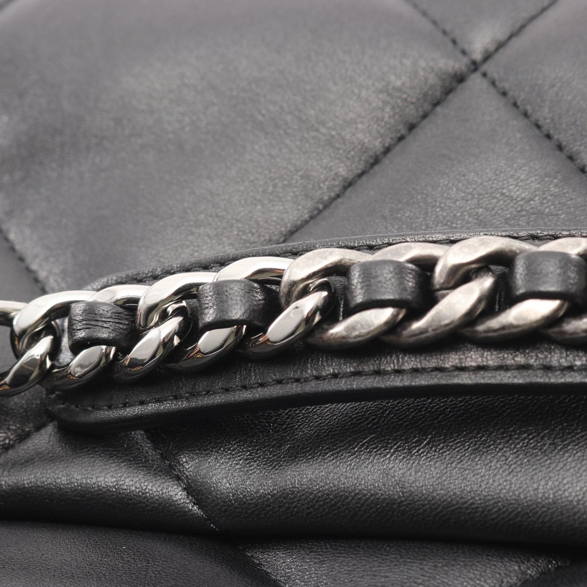 Chanel Black Leather Shoulder Bag (Pre-Owned)