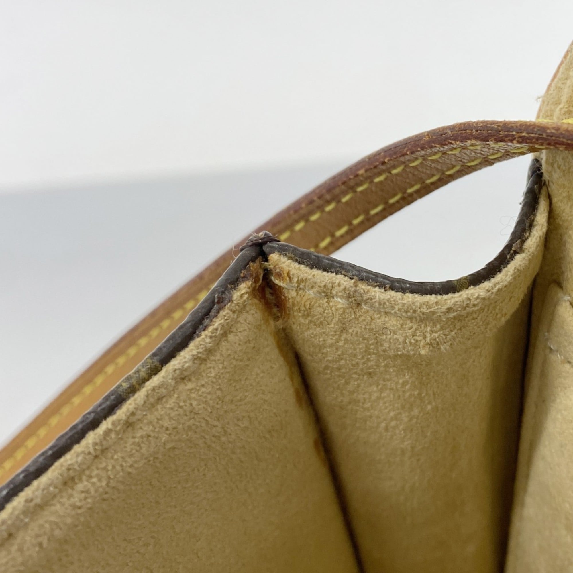 Louis Vuitton Brown Shoulder Bag (Pre-Owned)