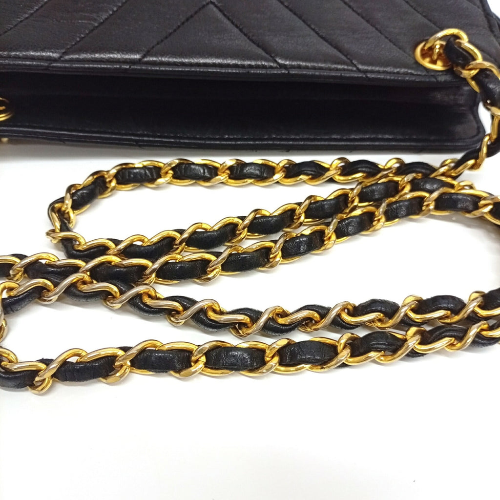 Chanel Black Leather Shoulder Bag (Pre-Owned)