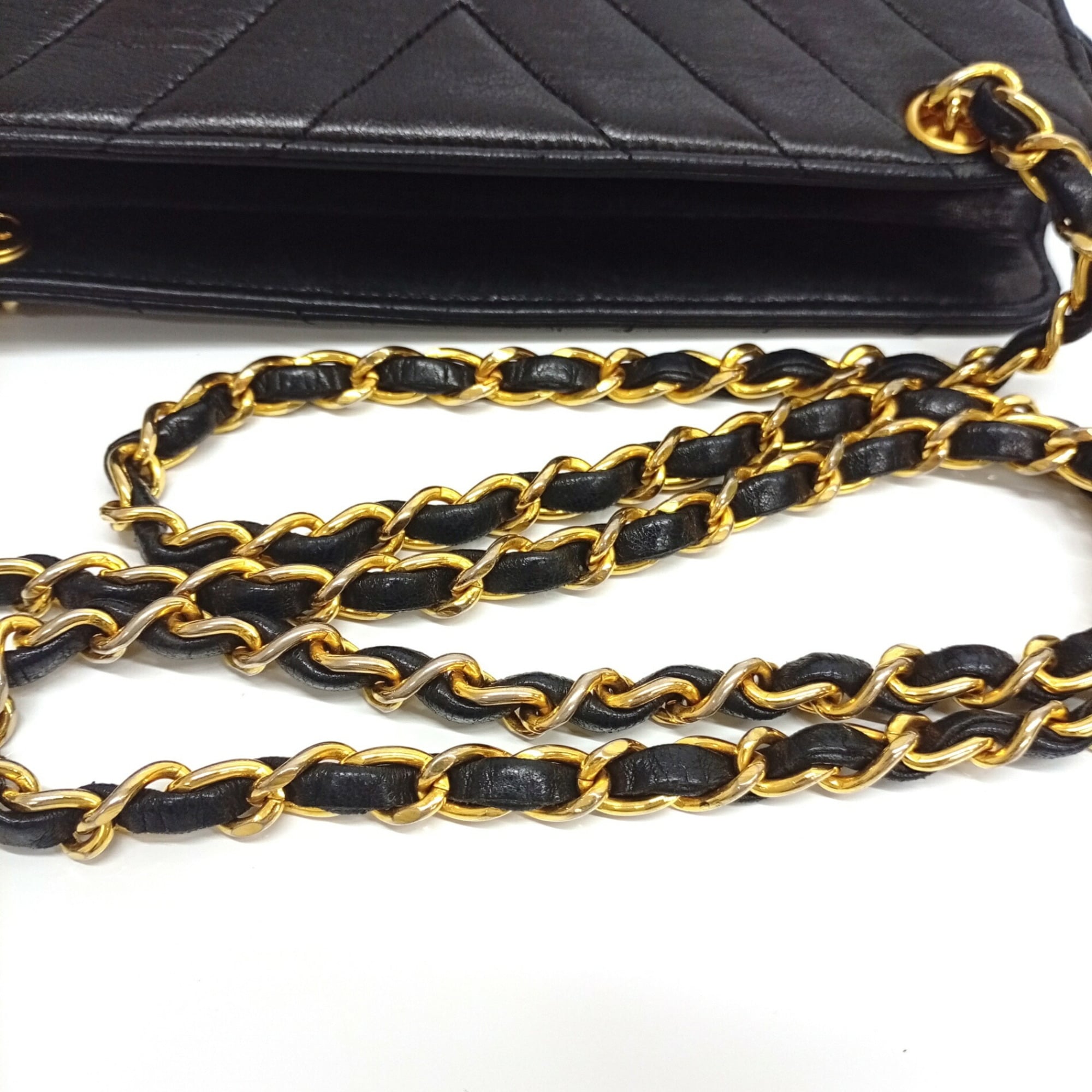 Chanel Black Leather Shoulder Bag (Pre-Owned)