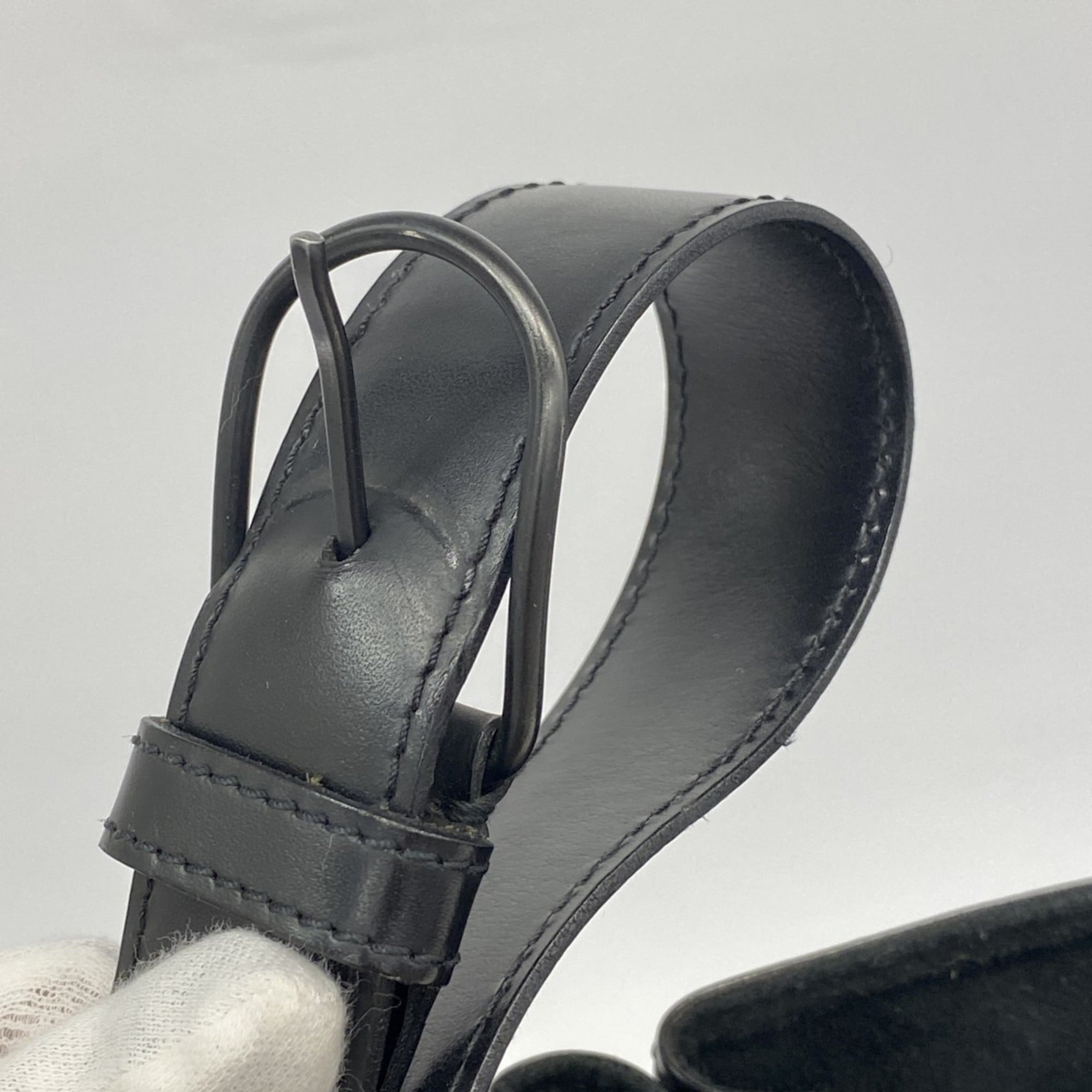Louis Vuitton Noir Shoulder Bag (Pre-Owned)