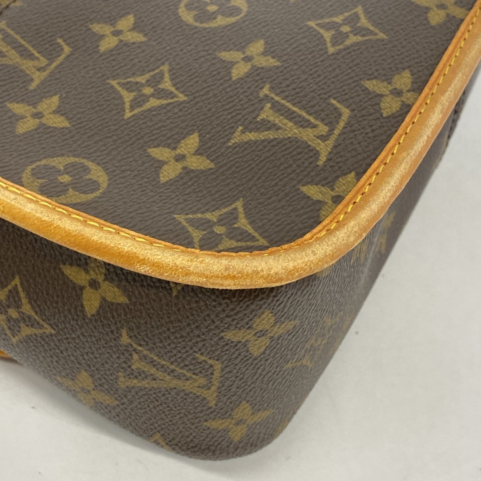 Louis Vuitton Brown Shoulder Bag (Pre-Owned)