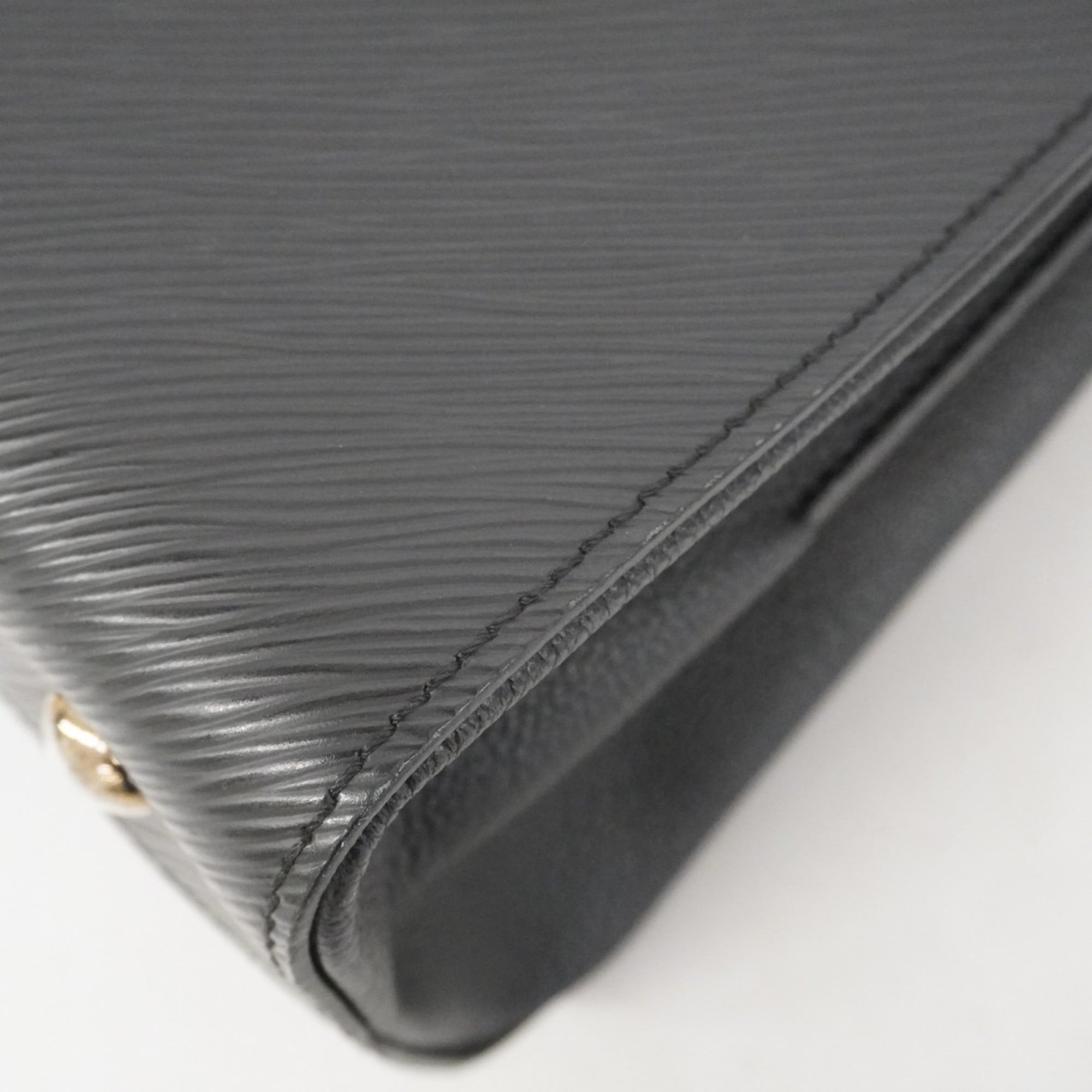 Louis Vuitton Noir Handbag (Pre-Owned)
