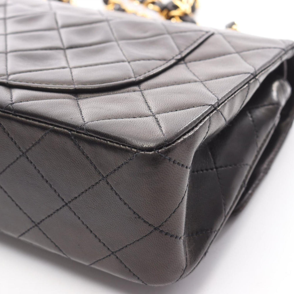 Chanel Black Leather Shoulder Bag (Pre-Owned)