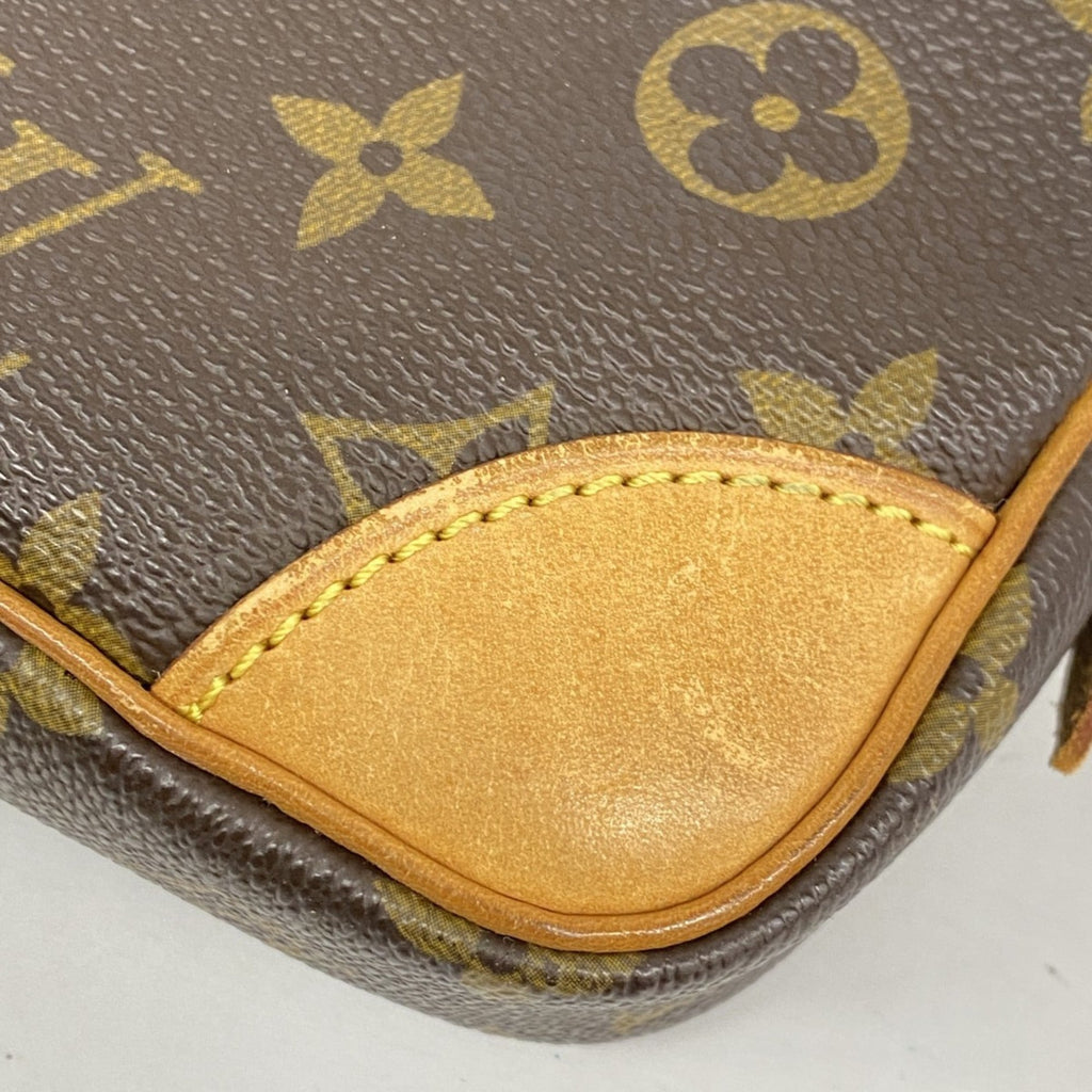 Louis Vuitton Brown Clutch Bag (Pre-Owned)