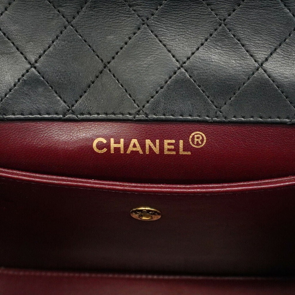 Chanel Black Leather Shoulder Bag (Pre-Owned)