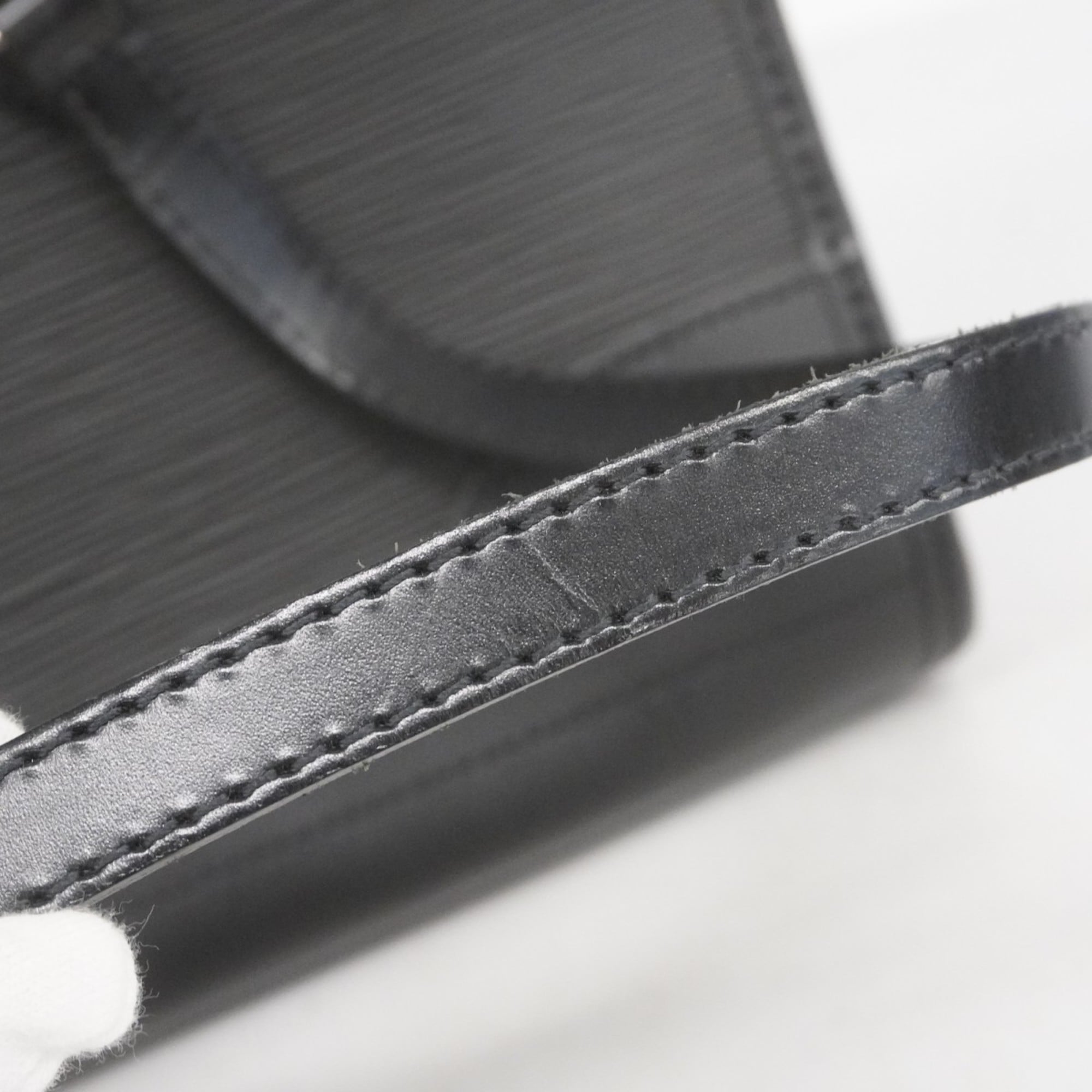 Louis Vuitton Noir Handbag (Pre-Owned)