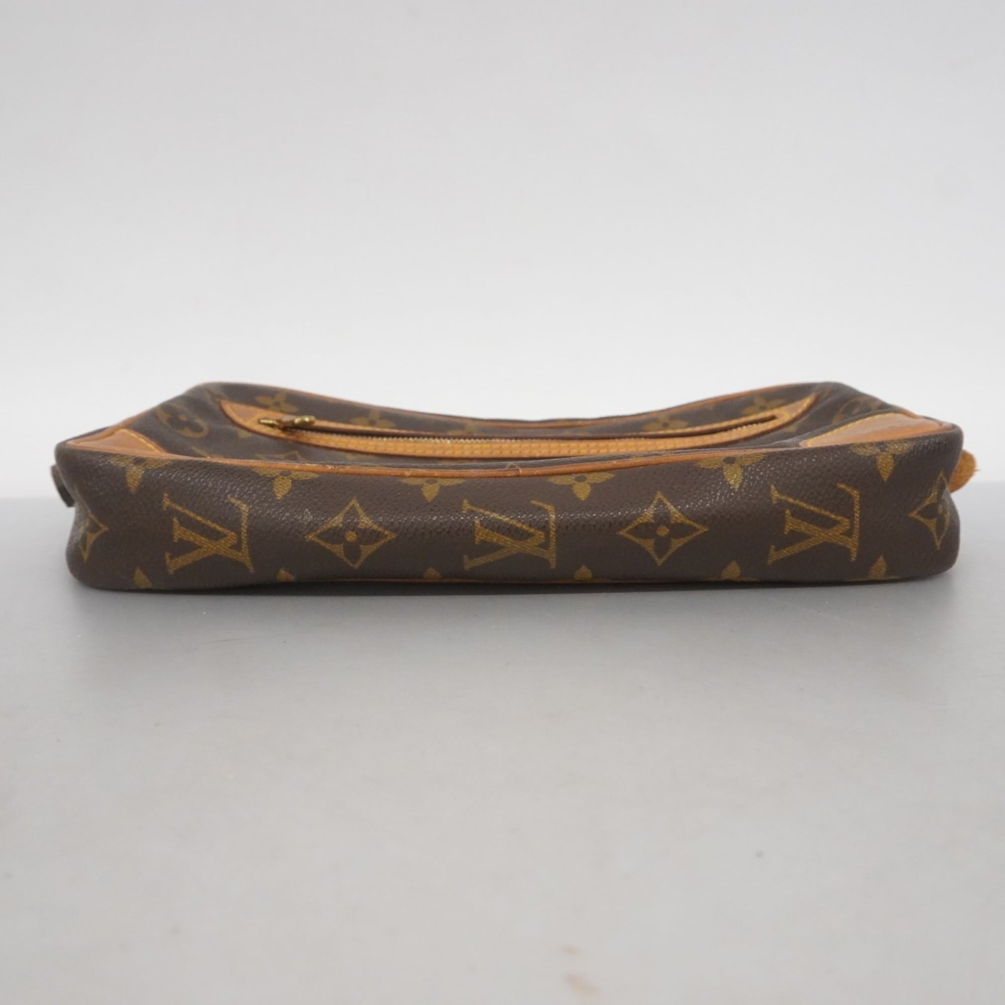 Louis Vuitton Brown Clutch Bag (Pre-Owned)