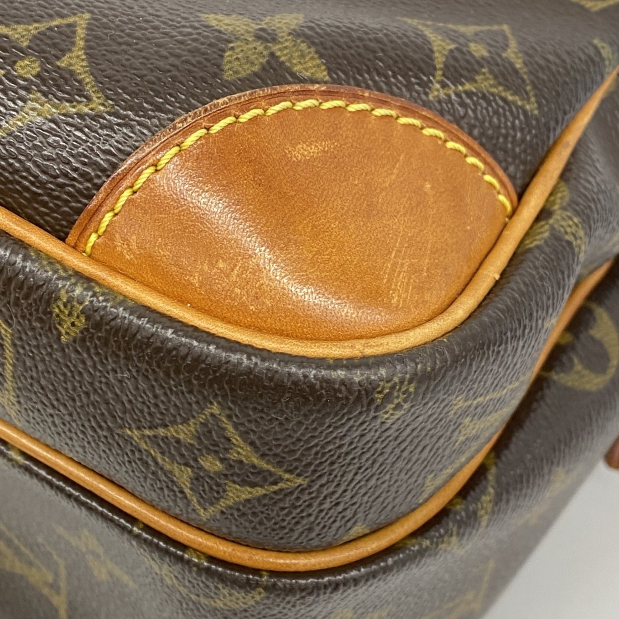 Louis Vuitton Brown Shoulder Bag (Pre-Owned)