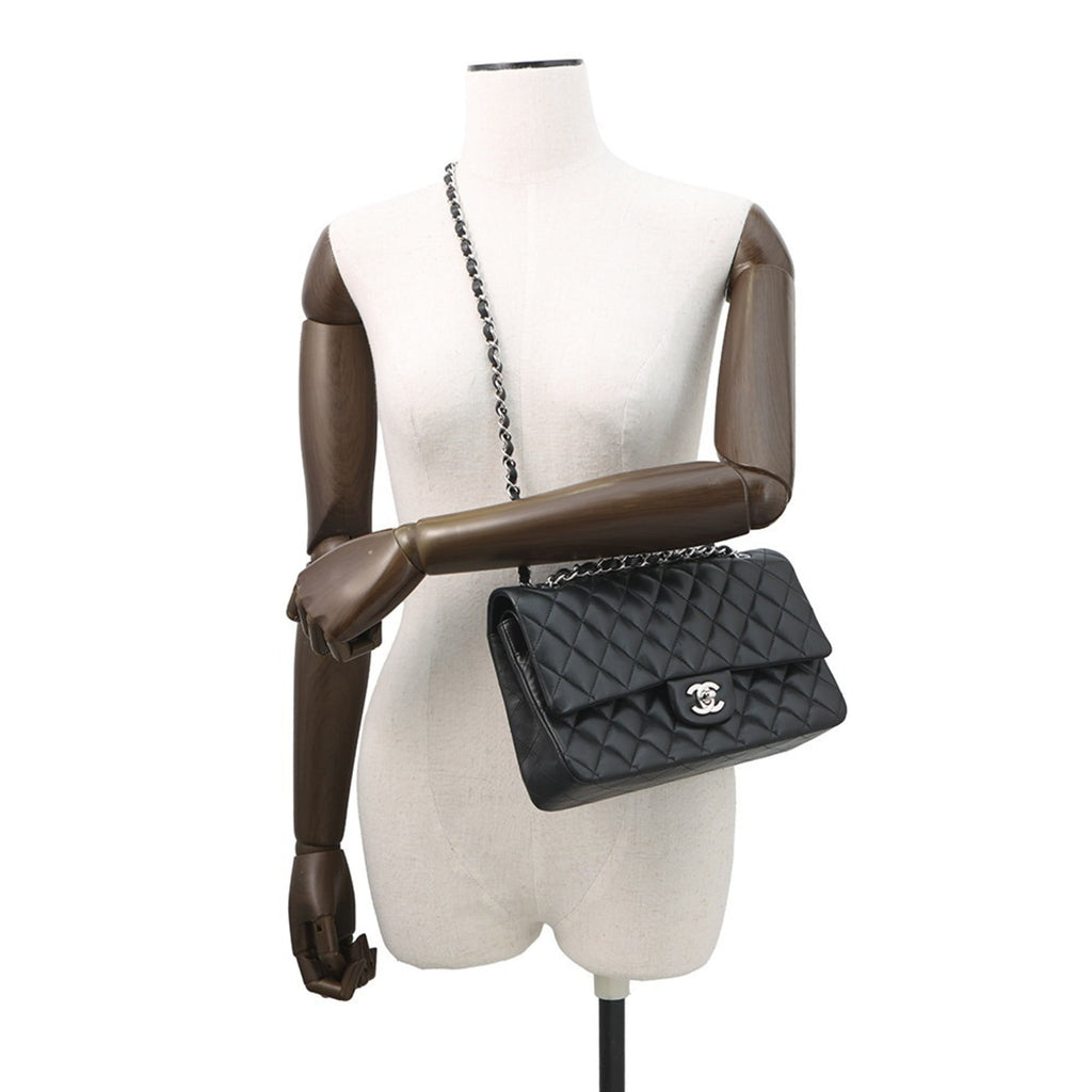 Chanel Matelasse Black Leather Shoulder Bag (Pre-Owned)