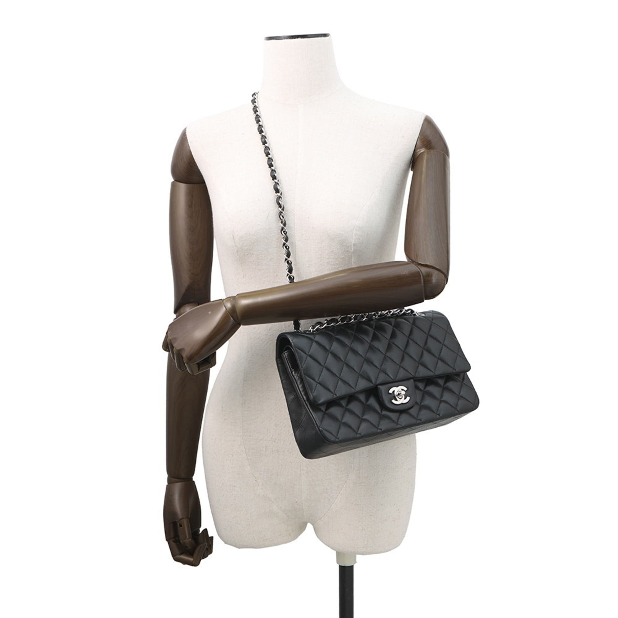 Chanel Matelasse Black Leather Shoulder Bag (Pre-Owned)
