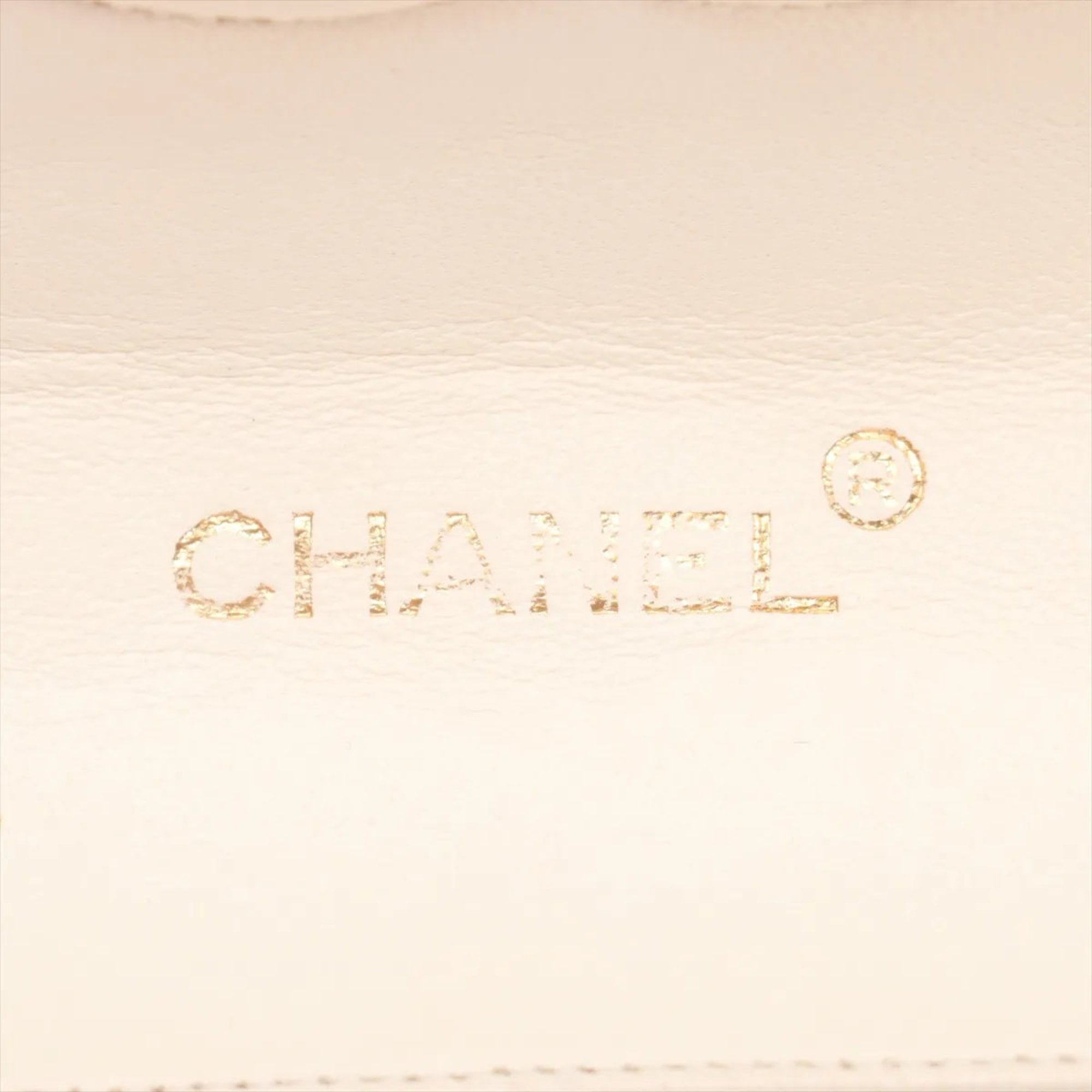 Chanel White Leather Shoulder Bag (Pre-Owned)