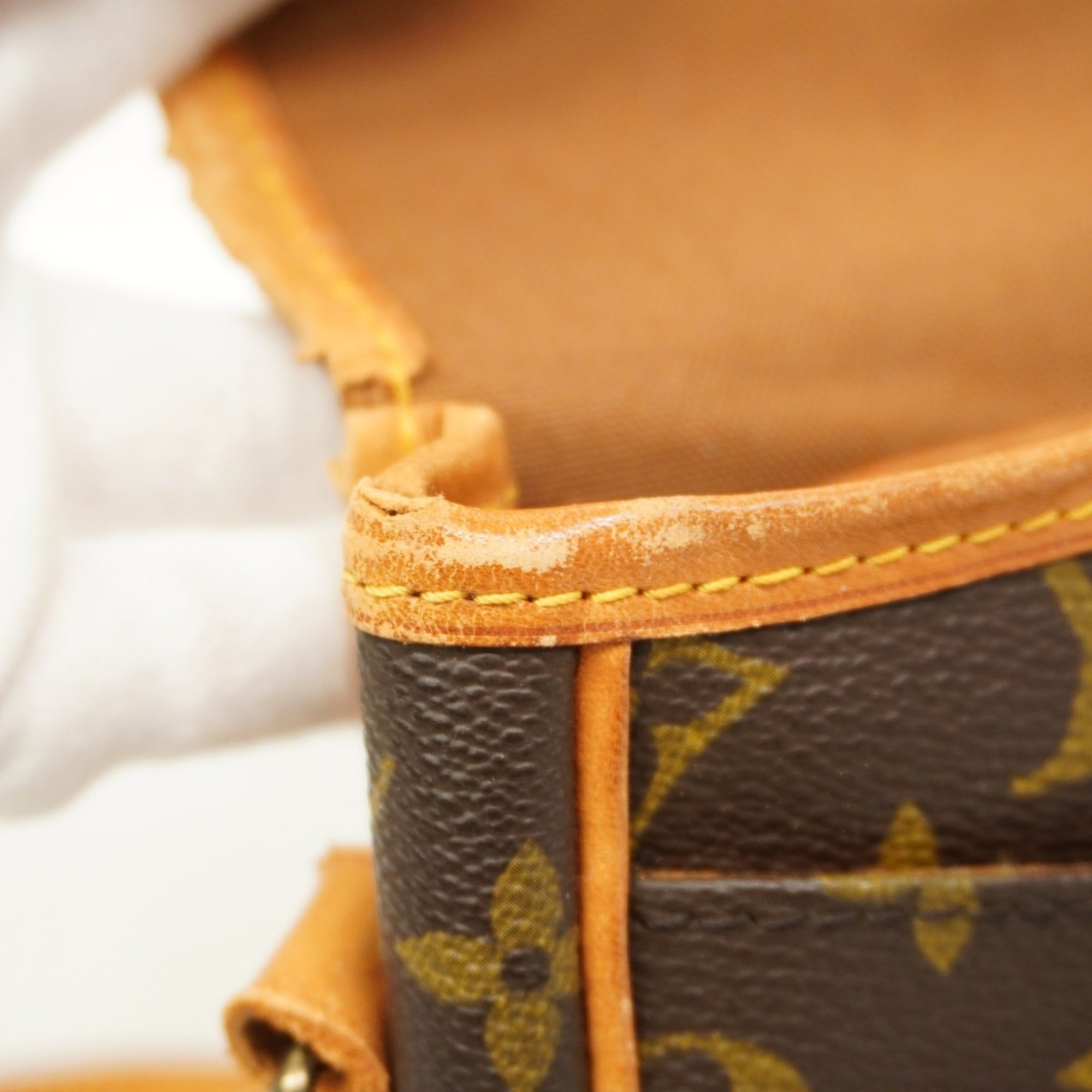 Louis Vuitton Brown Shoulder Bag (Pre-Owned)