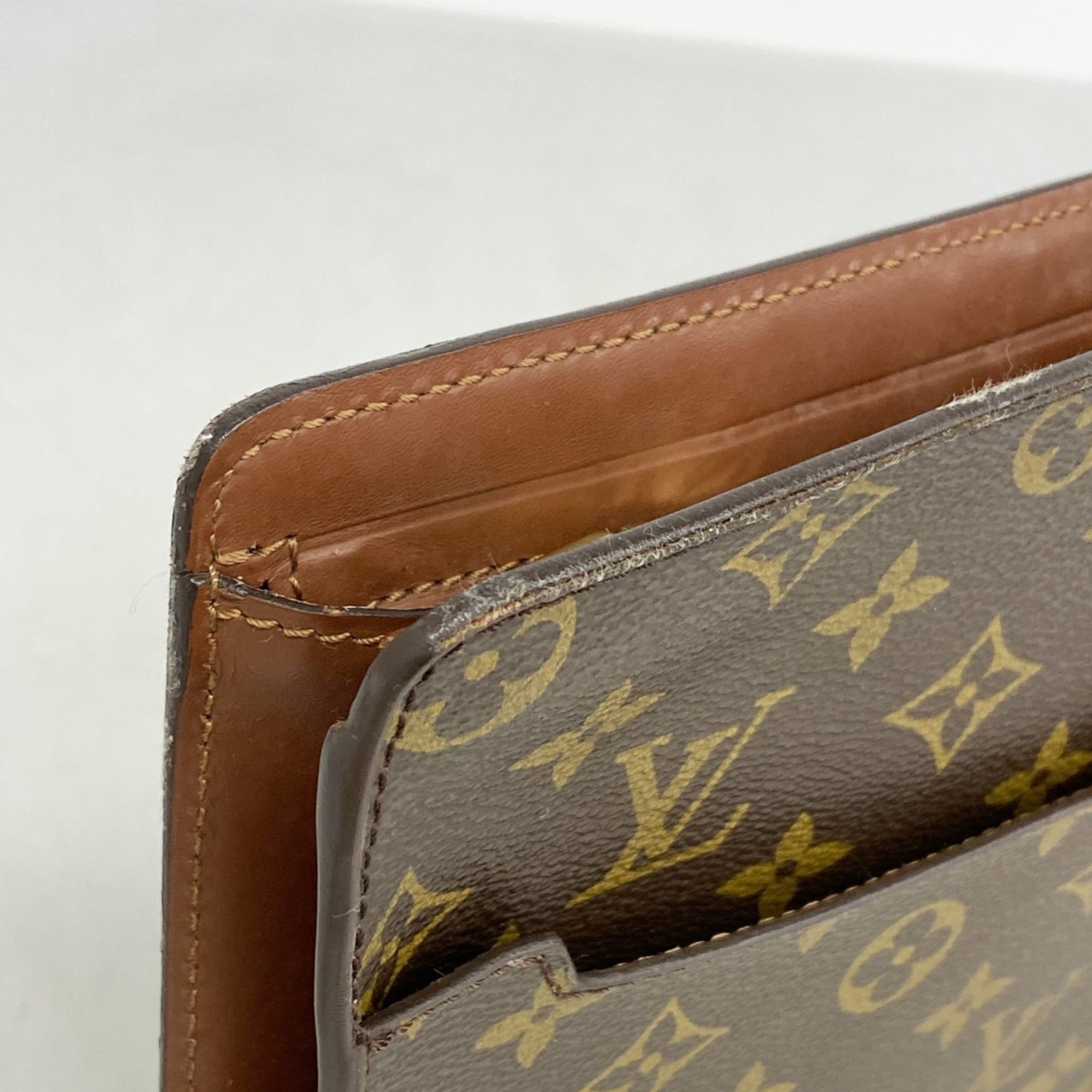 Louis Vuitton Brown Clutch Bag (Pre-Owned)