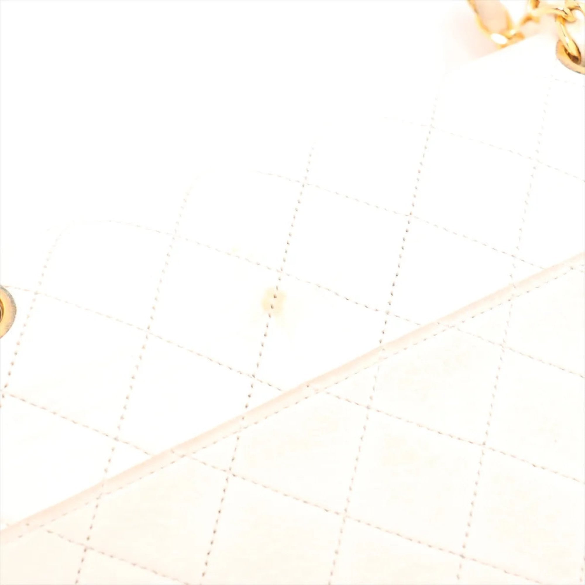 Chanel White Leather Shoulder Bag (Pre-Owned)
