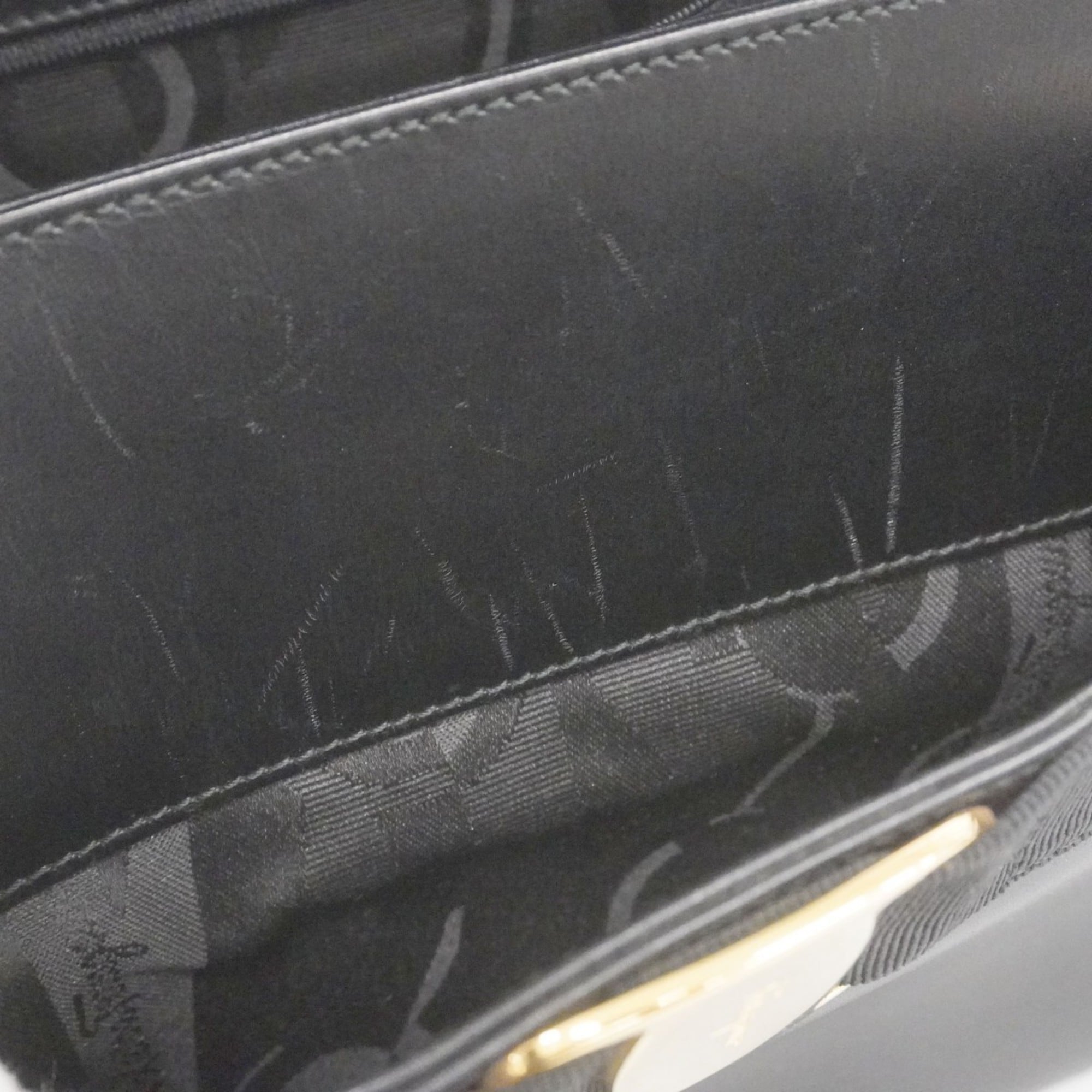 Salvatore Ferragamo Black Leather Shoulder Bag (Pre-Owned)