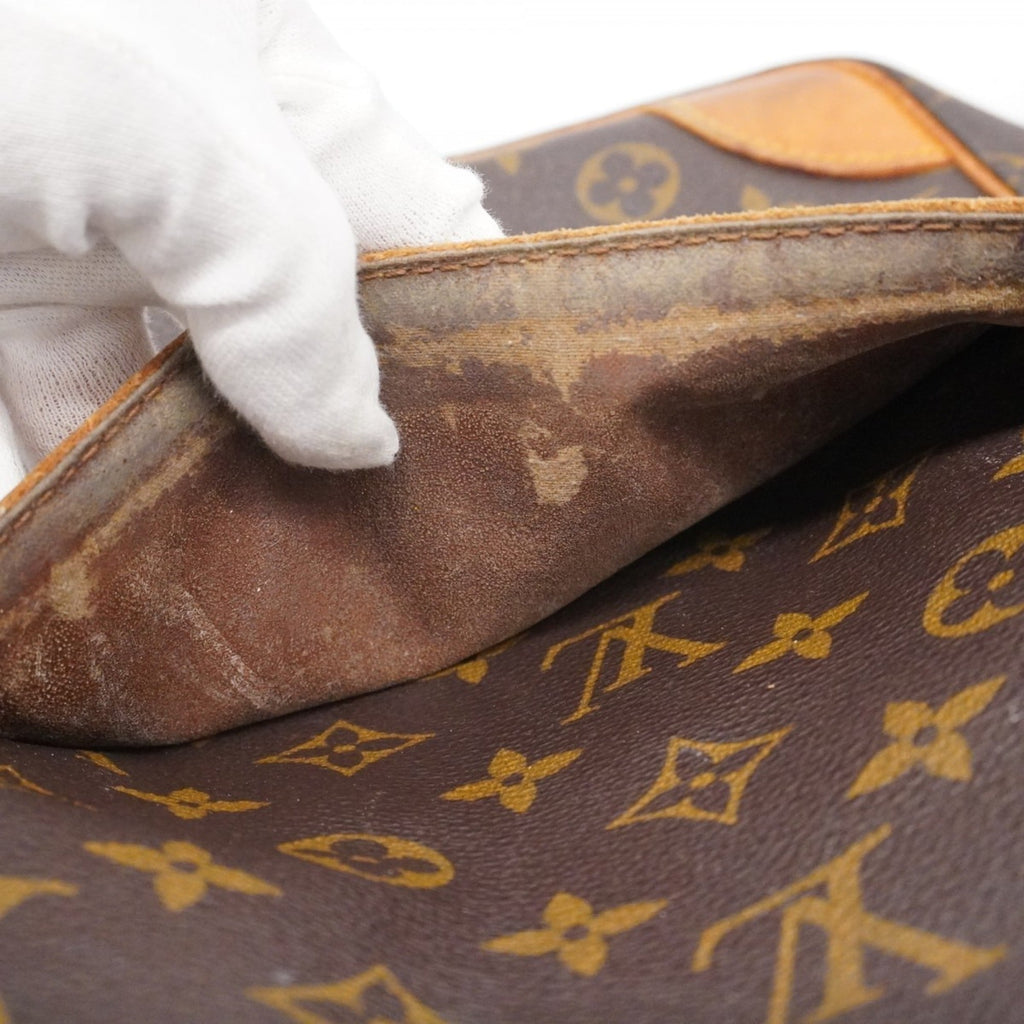 Louis Vuitton Brown Shoulder Bag (Pre-Owned)