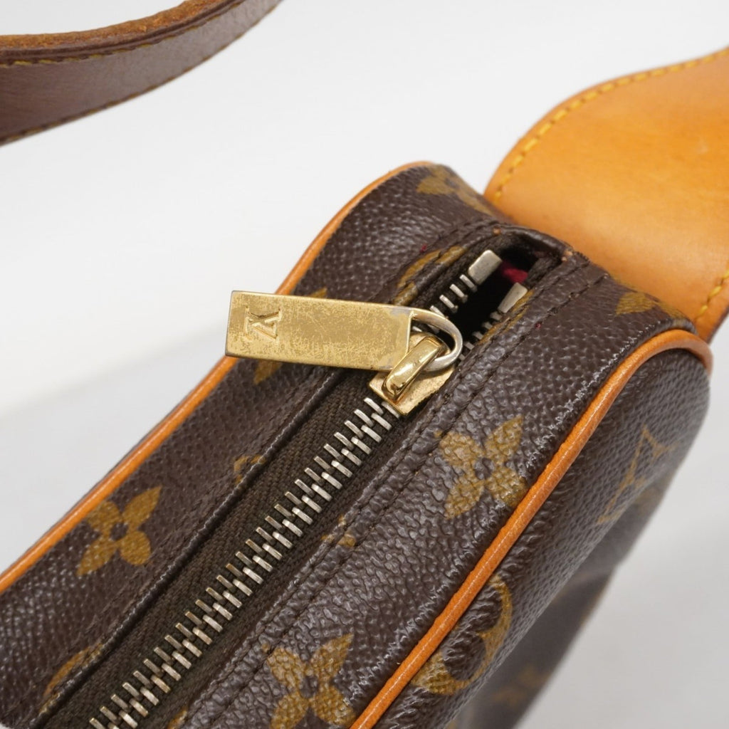 Louis Vuitton Brown Shoulder Bag (Pre-Owned)