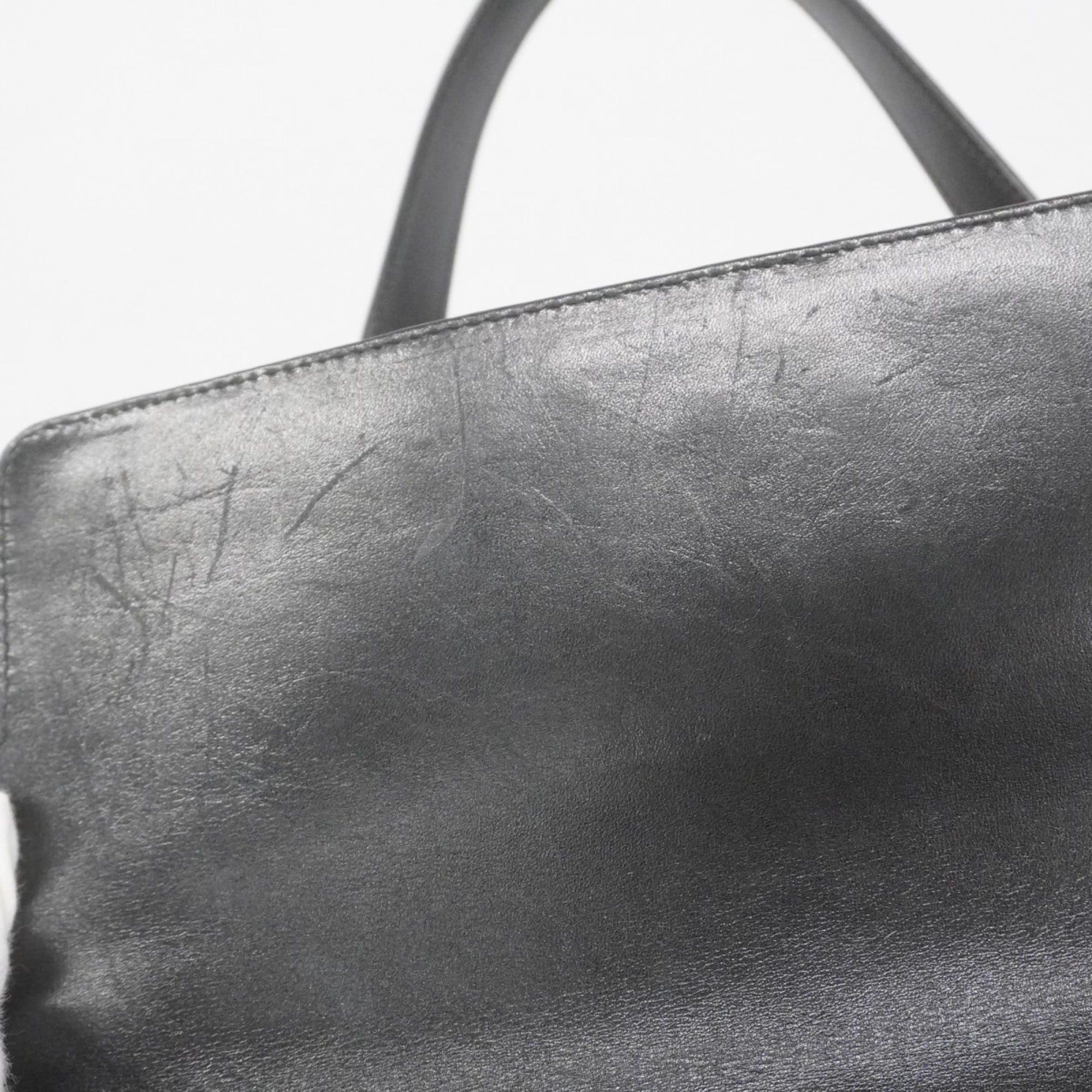 Salvatore Ferragamo Black Leather Shoulder Bag (Pre-Owned)