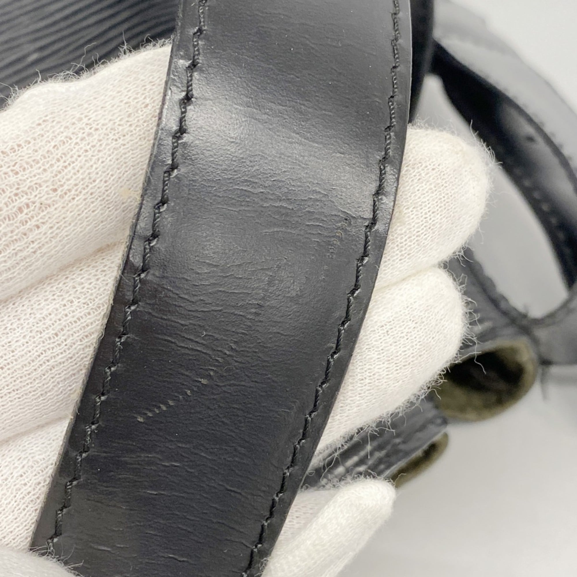 Louis Vuitton Noir Shoulder Bag (Pre-Owned)