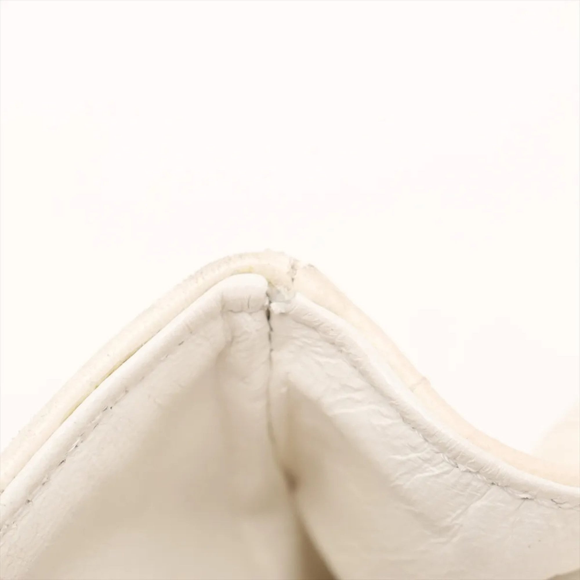 Chanel White Leather Shoulder Bag (Pre-Owned)