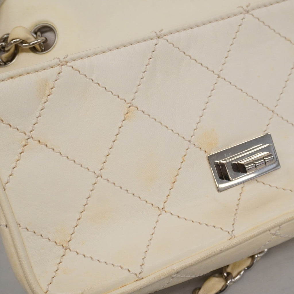 Chanel White Leather Shoulder Bag (Pre-Owned)