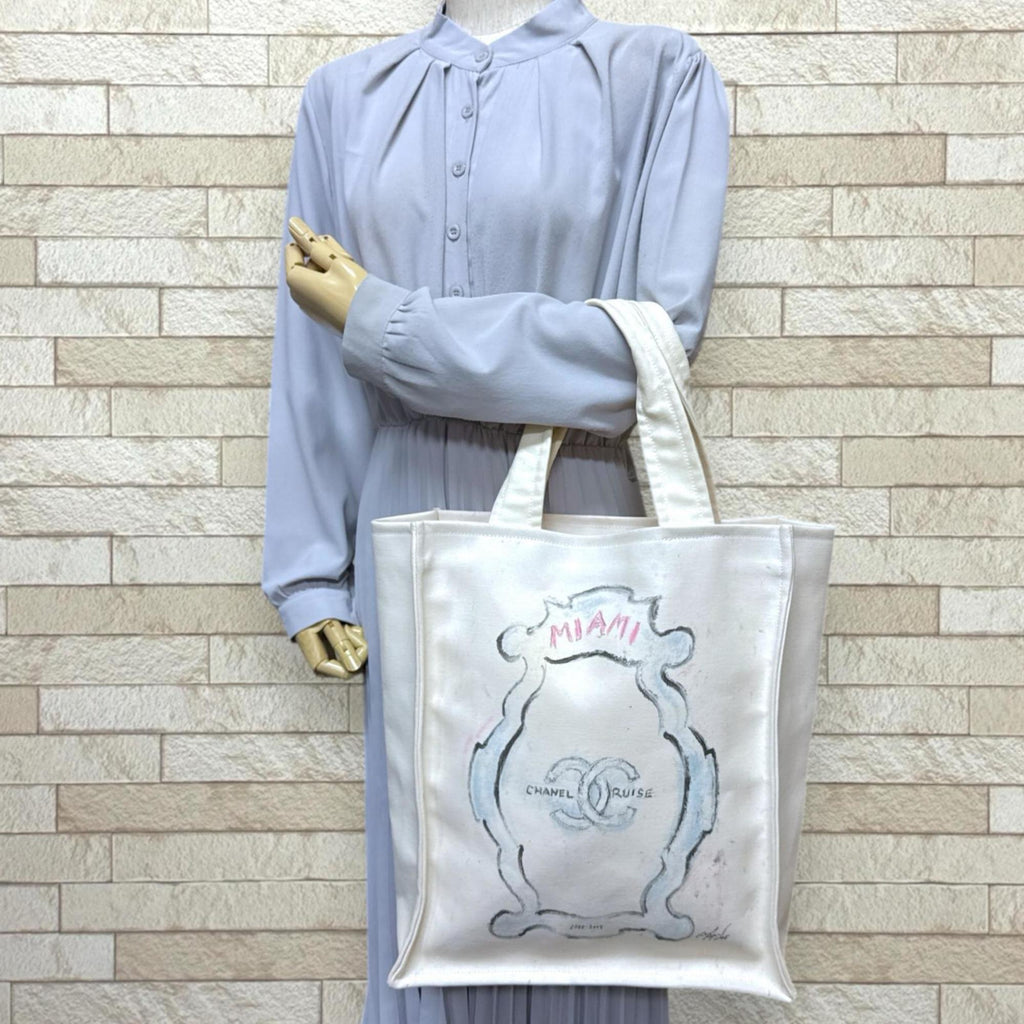 Chanel White Canvas Tote Bag (Pre-Owned)
