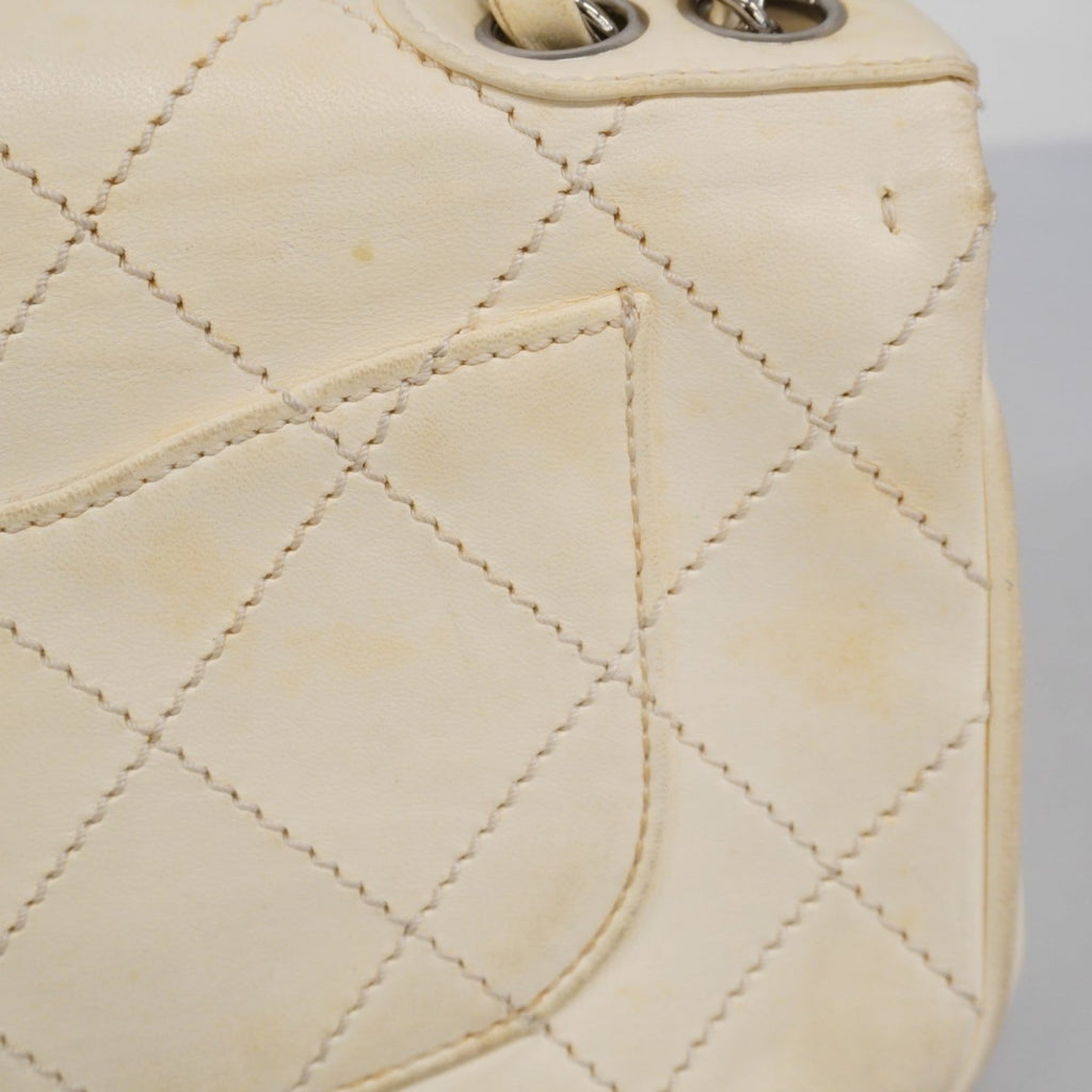 Chanel White Leather Shoulder Bag (Pre-Owned)
